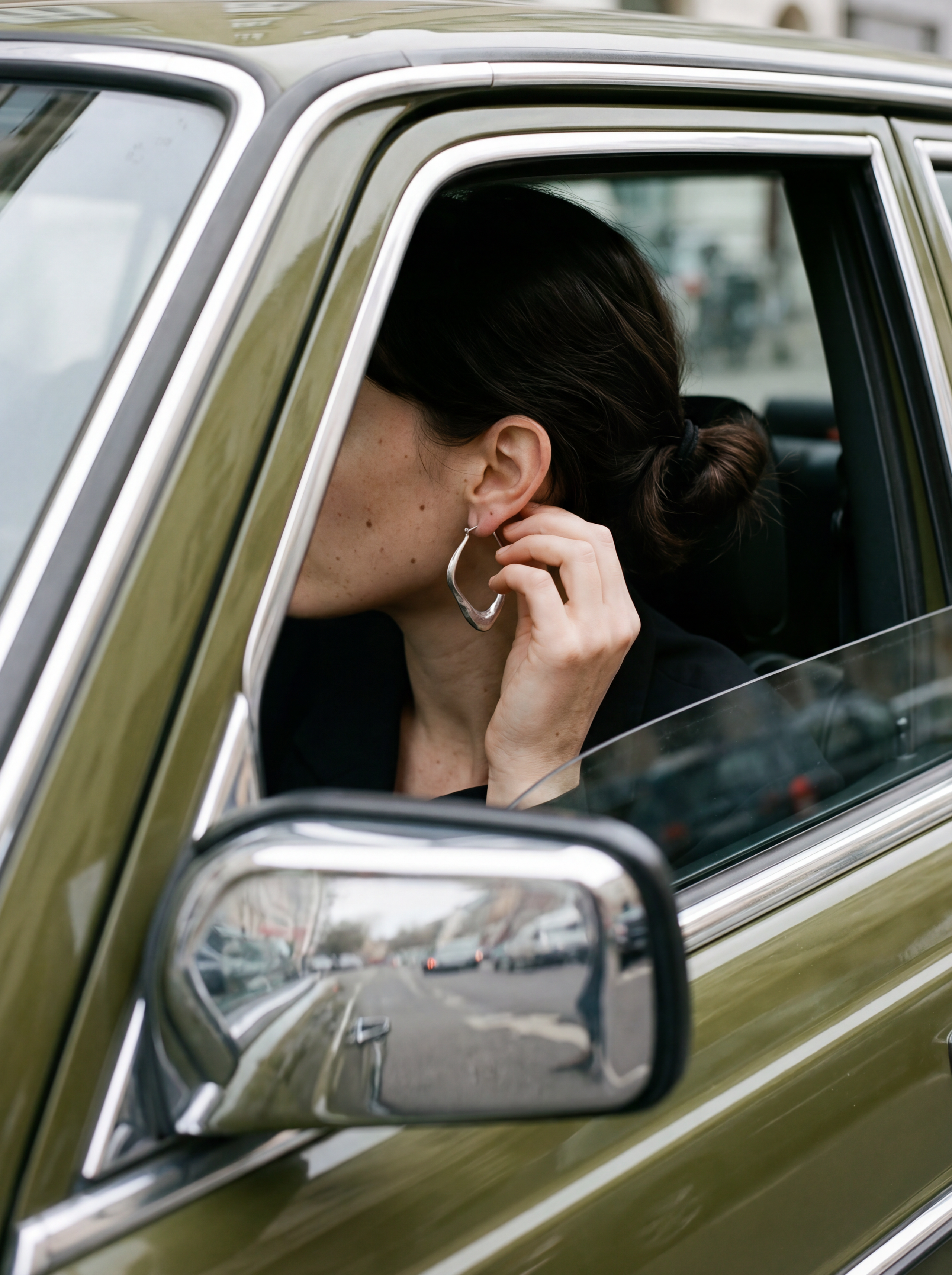 брендовая фотосессия: женский портрет в машине, стиль нейросъёмки