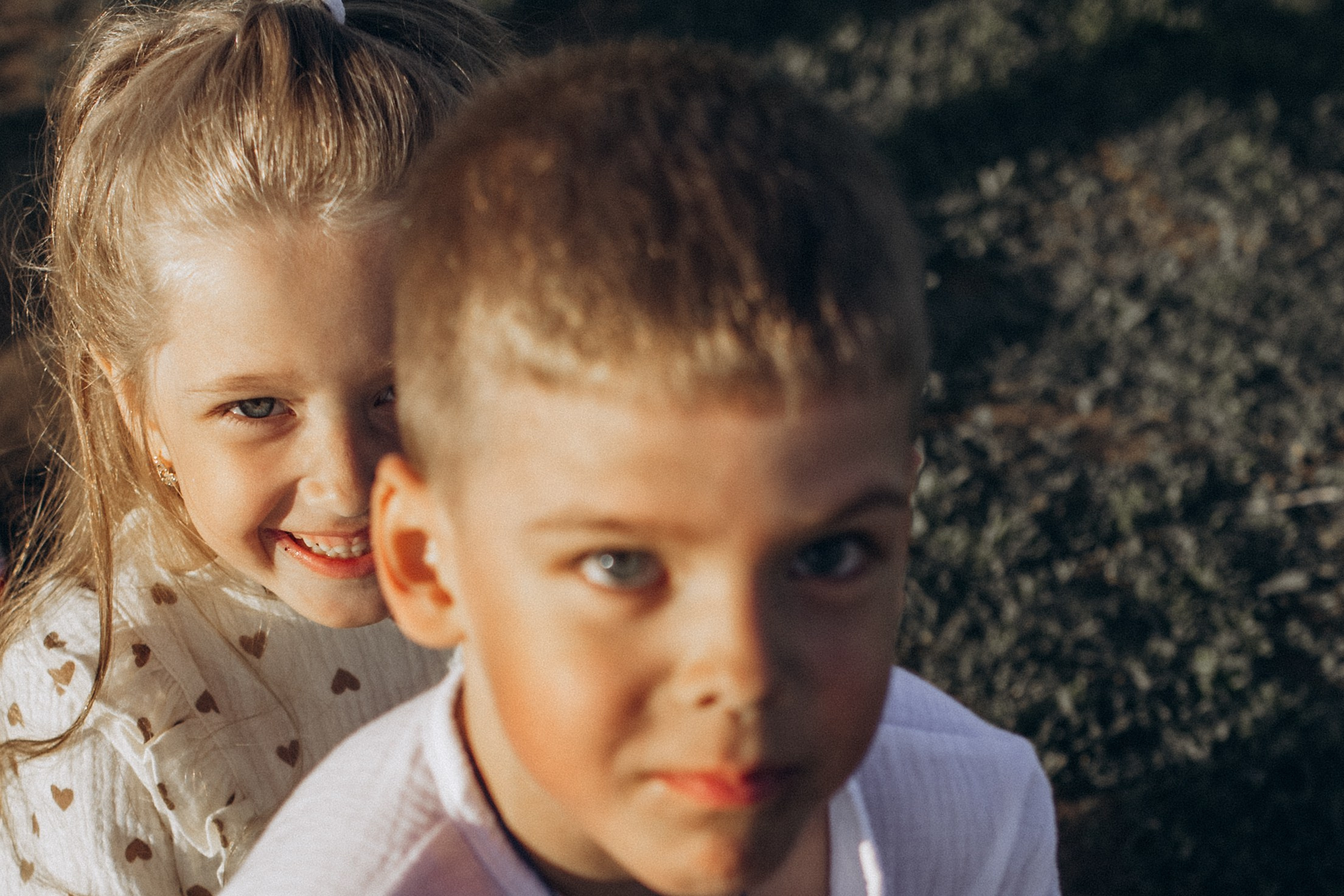 Саша, Миша, Вера и Вика летняя прогулочная съёмка. Семейный фотограф lifestyle в Новосибирске Елена Шпилевая