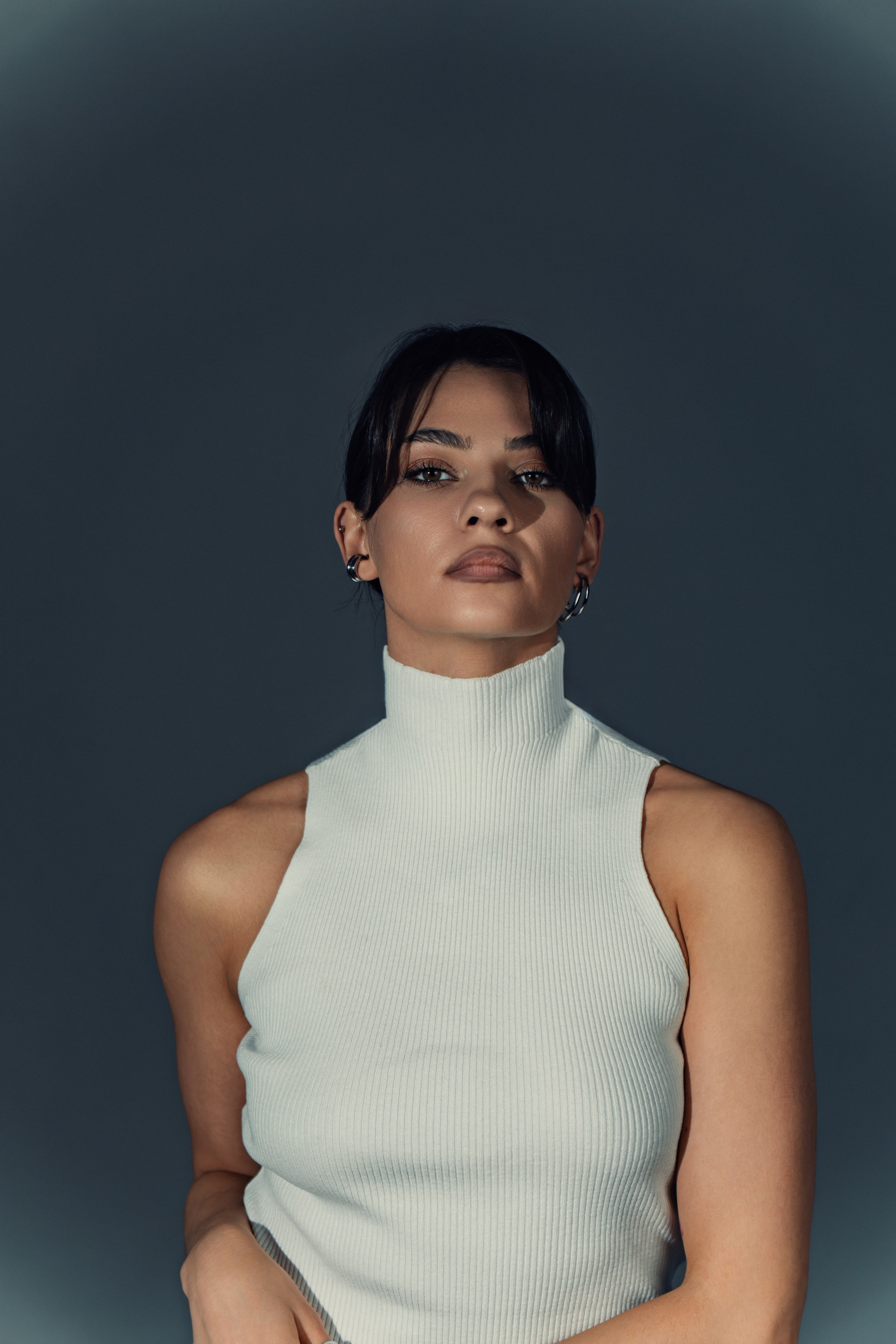 Studio portrait photoshoot on a cyclorama in Kazan - Anton Avanzato