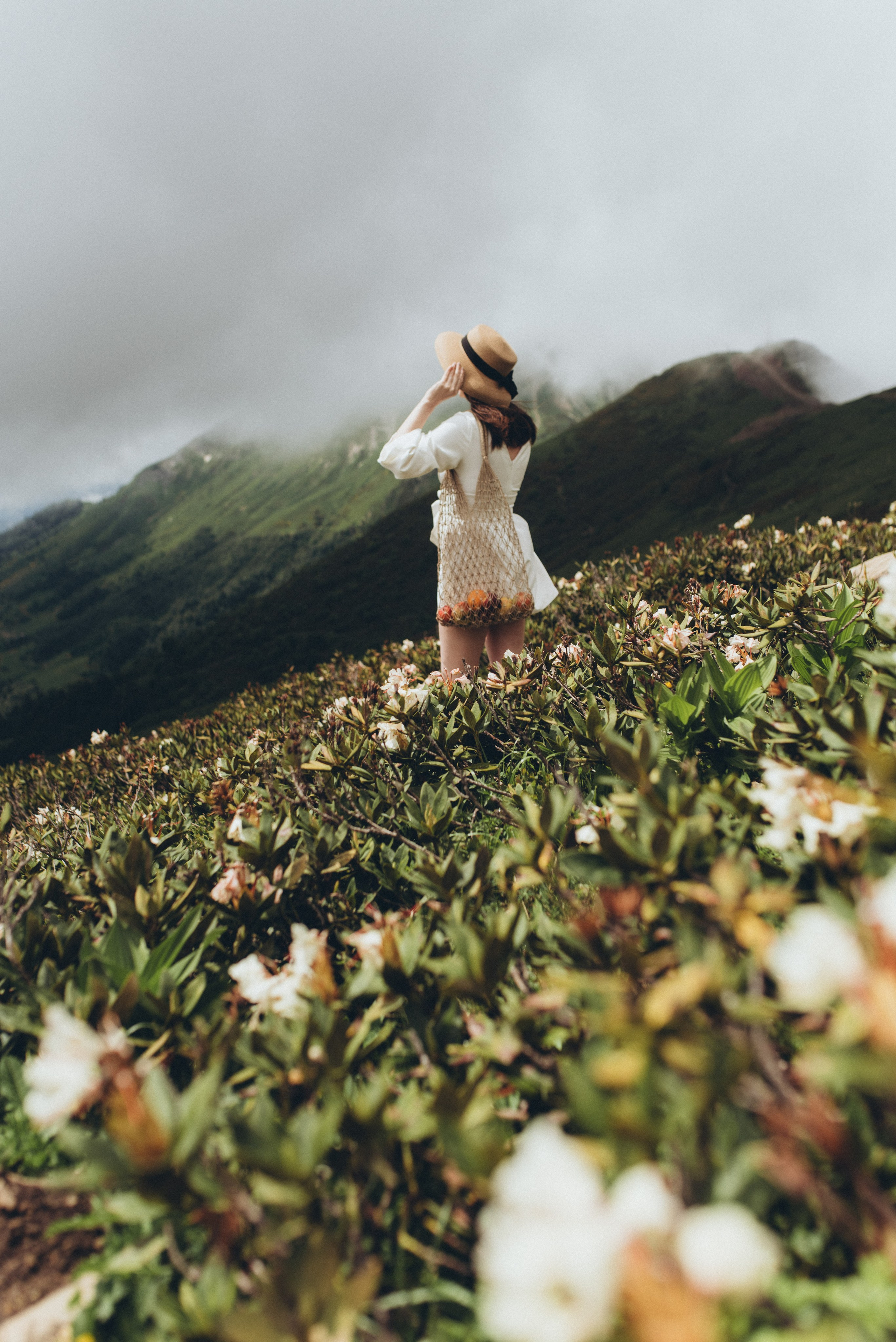 Фотосессия в горах Красной поляна Сочи цветение рододендрона. Фотограф в Сочи — Маргарита Поганова