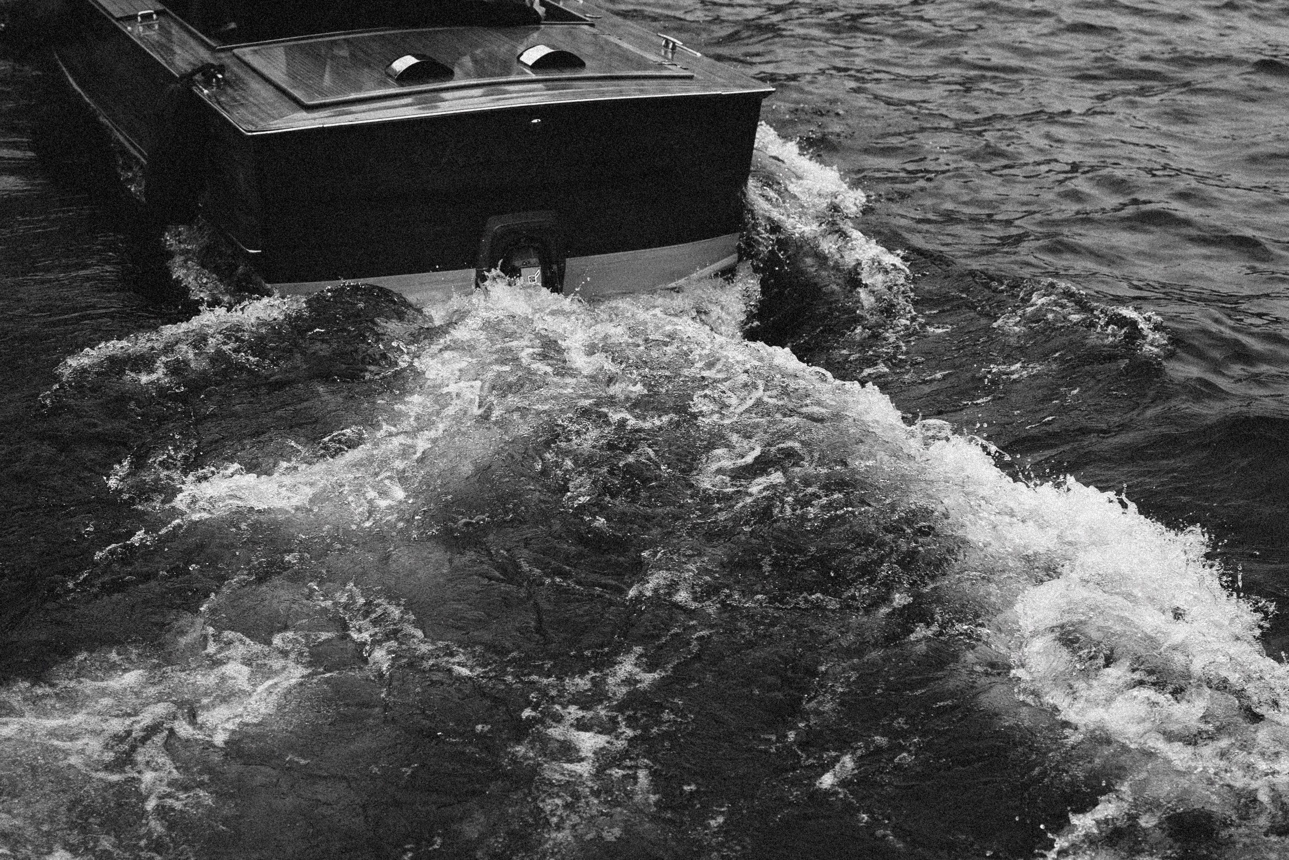 На катере. ФОТОГРАФ РОЗА ФИЛИНА СПб I МОСКВА