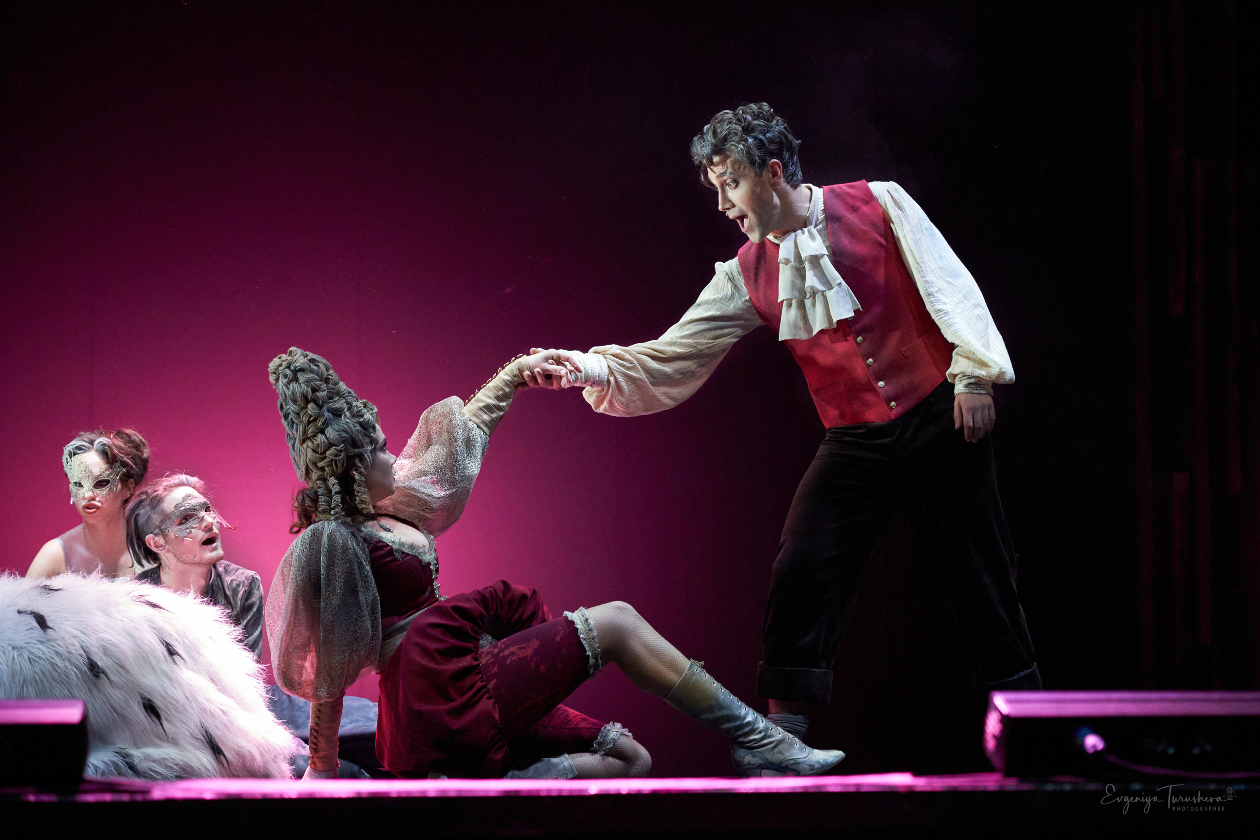 Человек, который смеется. Фотограф Евгения Турушева