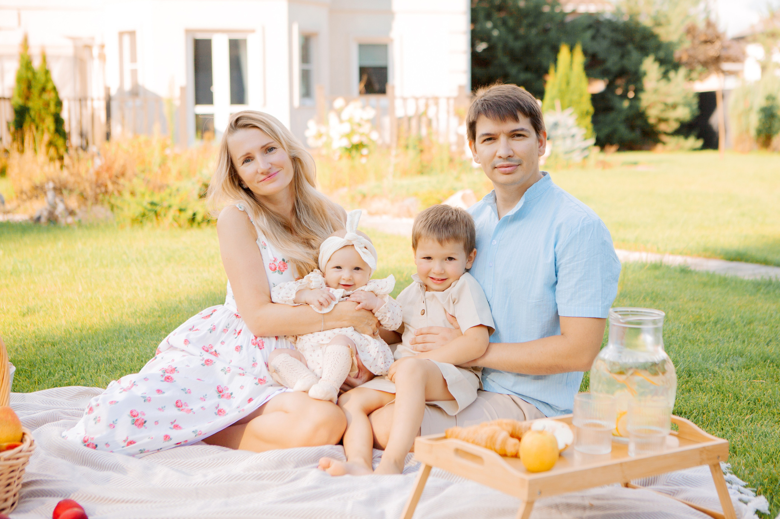 Когда дом полная чаша, женщина счастлива и любима. Муж и дети рядом.