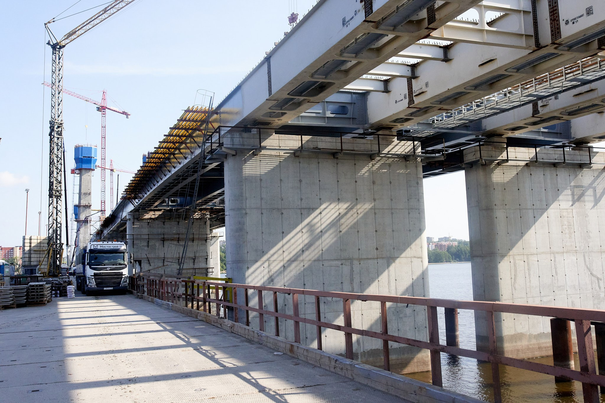 Строительство моста из бетона. Фотосъемка