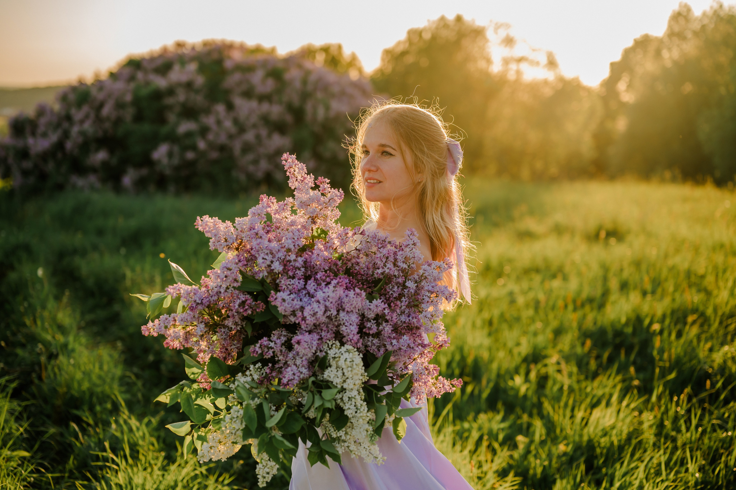 Юлия и сирень. Свадебный и семейный фотограф Евгения Кононова