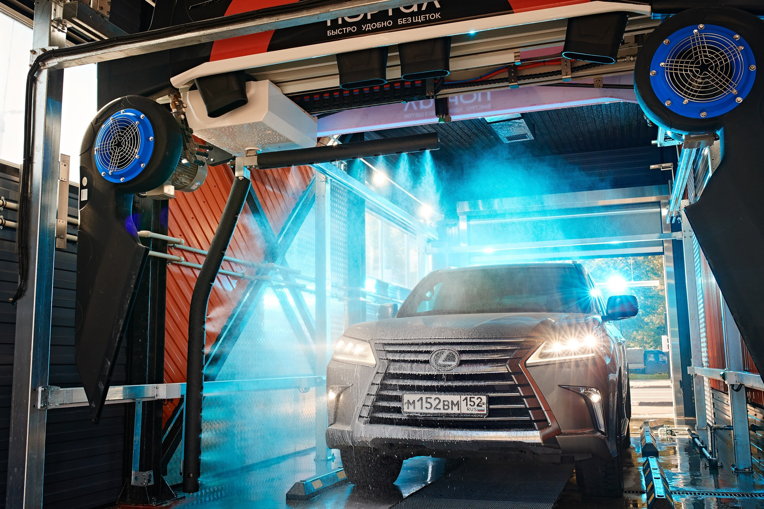 Рекламная съёмка для сети роботизированных автомоек Портал. Антон Артюшин, портретный фотограф. Москва