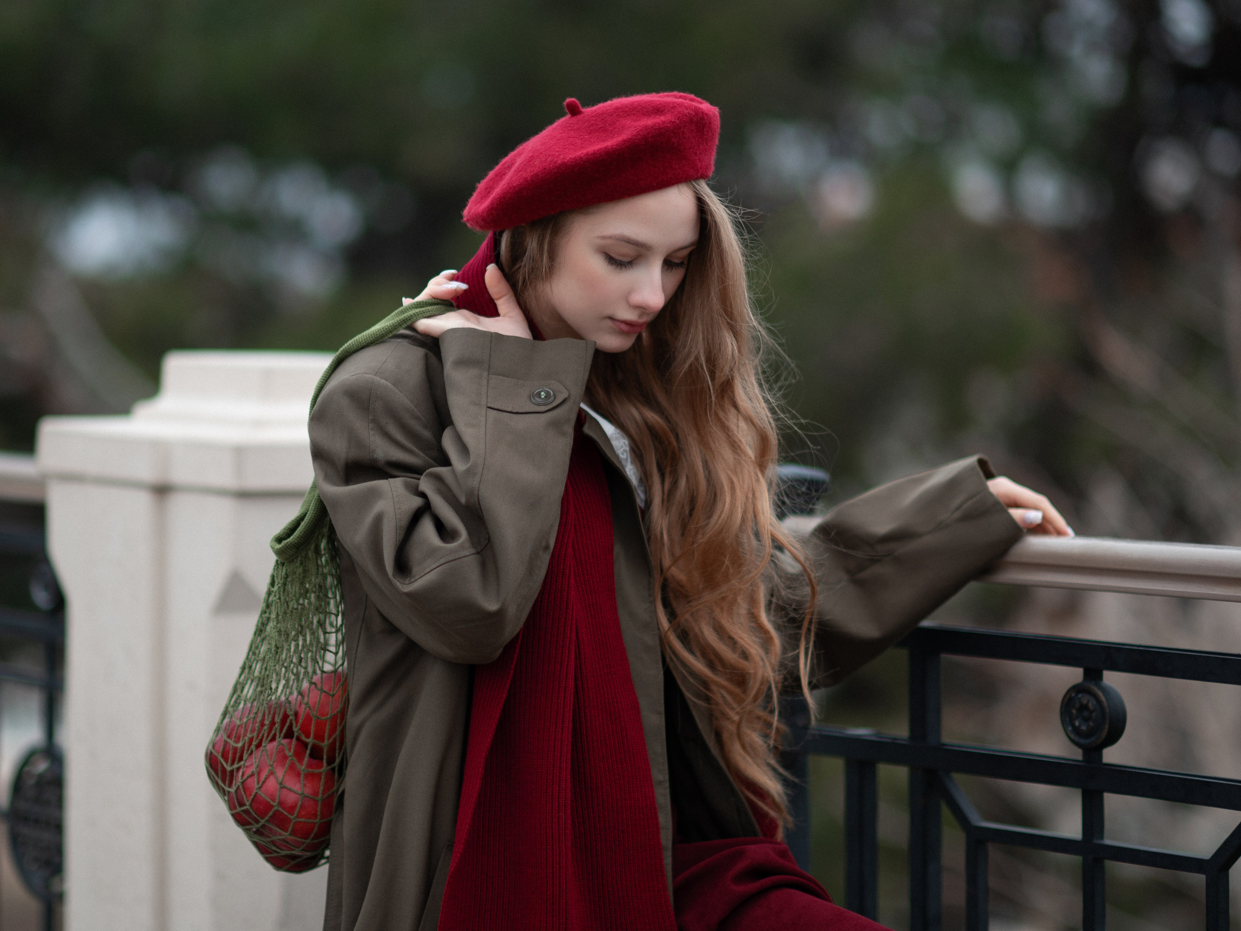 Портретная фотосессия девушки в берете с яблоками