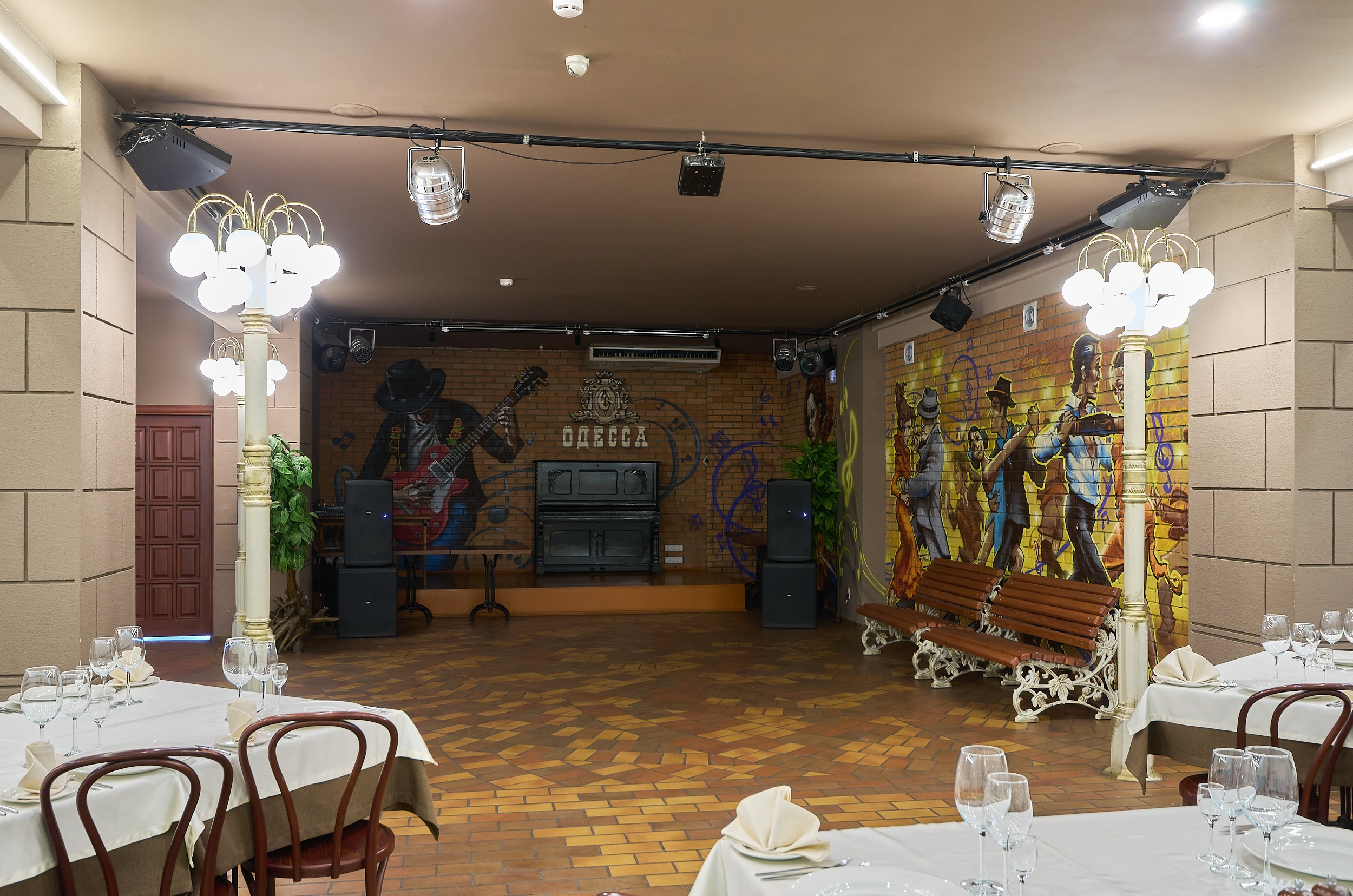 Интерьерная фотосъемка ресторана «Одесса». Абросимов Лев интерьерный и архитектурный фотограф