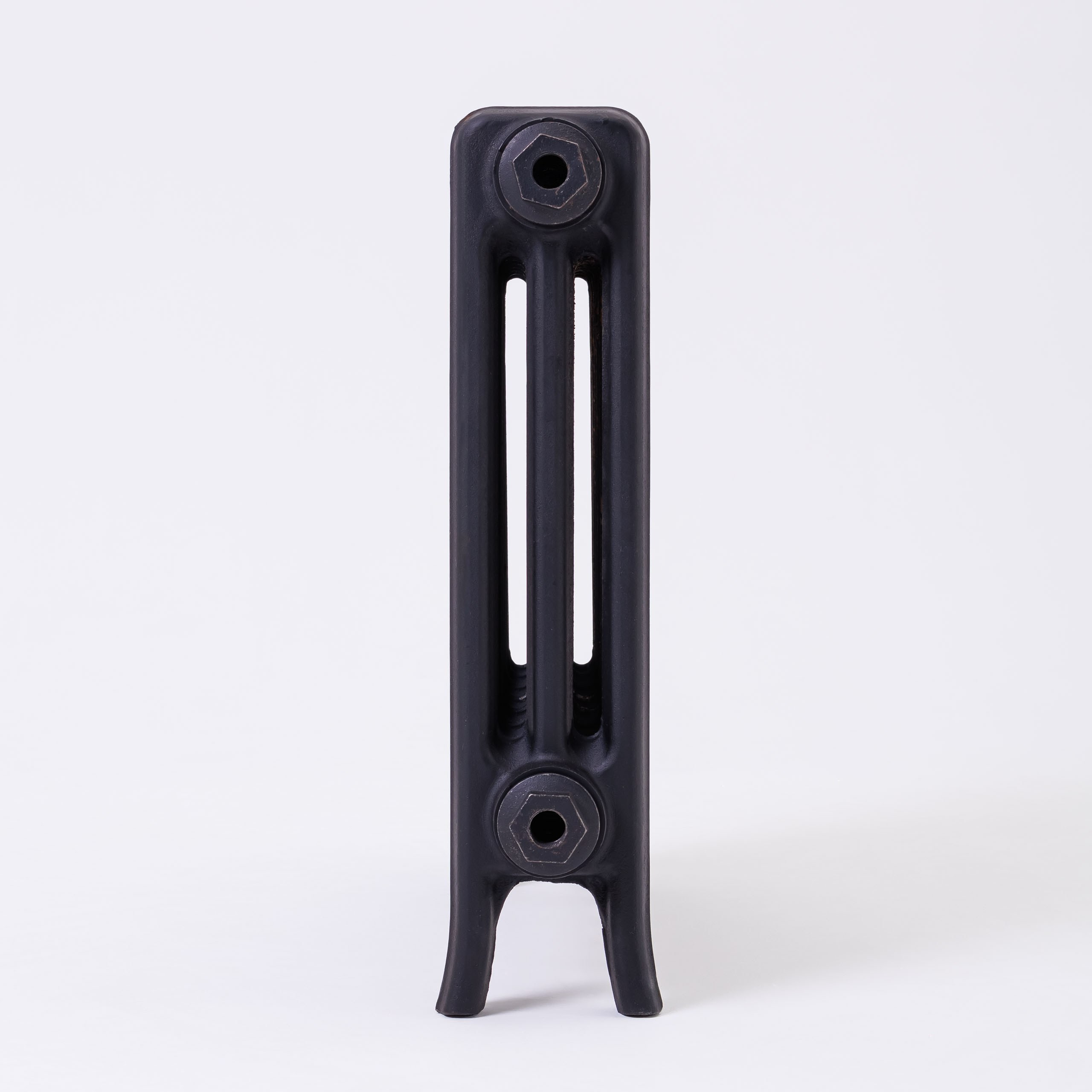 Предметные фотографии дизайнерских радиаторов отопления в стиле ретро