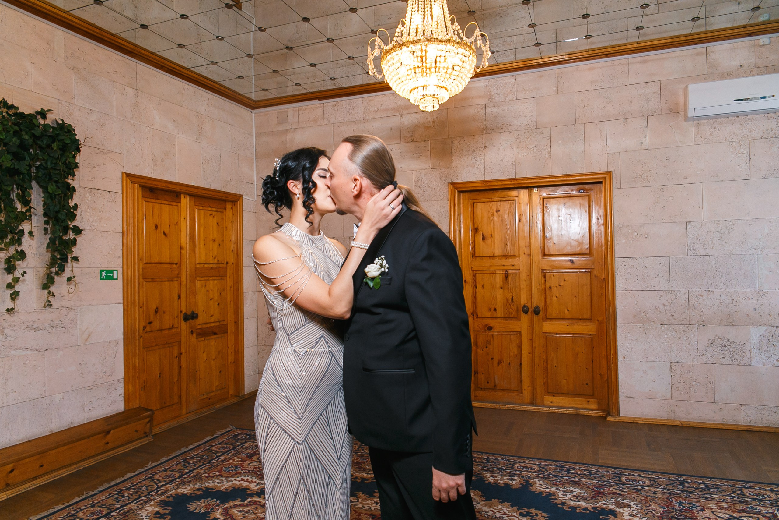 Ксения и Александр: поженились и погуляли в парке санатория Горная поляна. Событийный фотограф Максим Бескоровайновнов