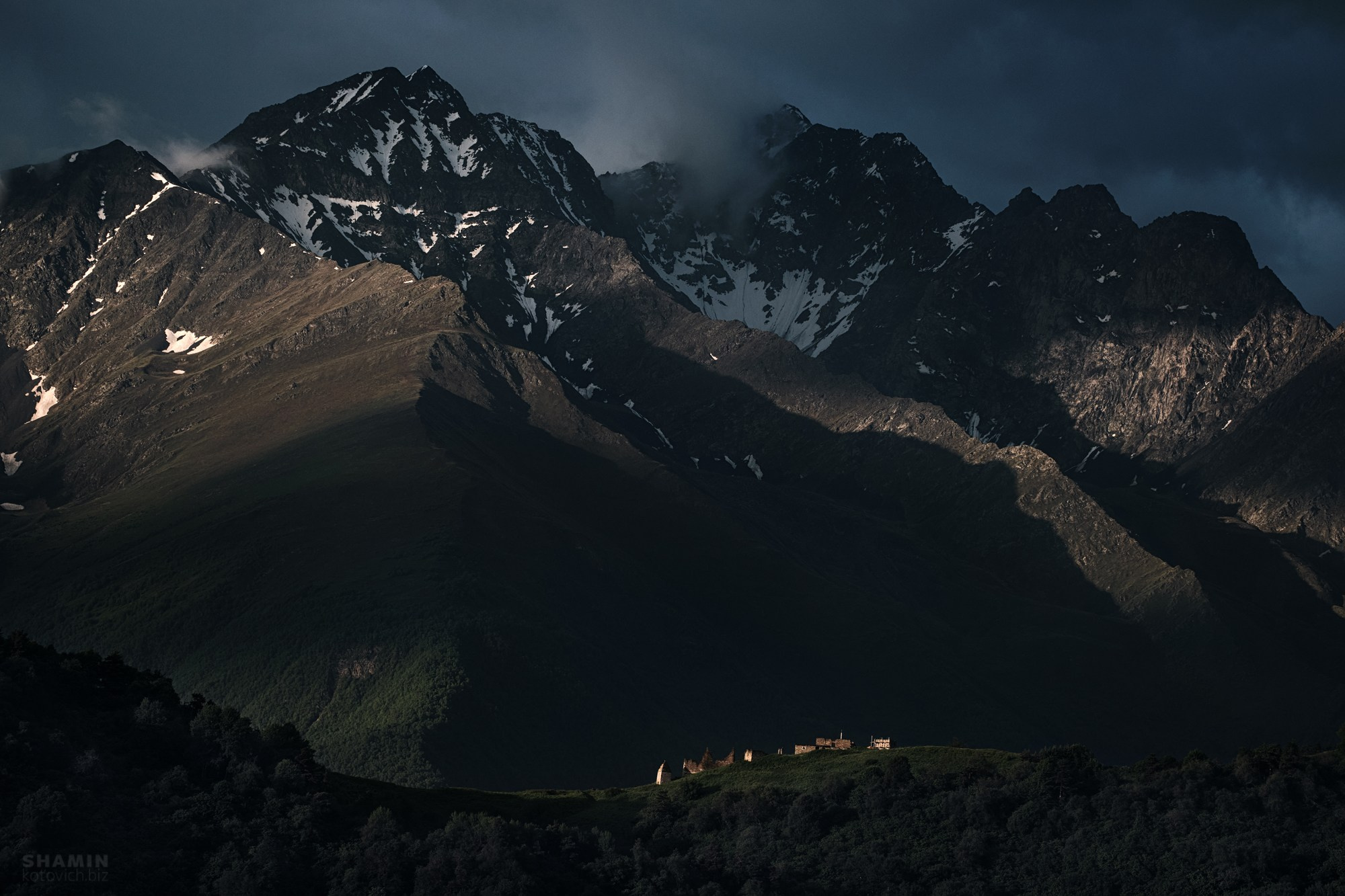 Пейзажи Ингушетии: горные хребты, башенные комплексы, долины и облака, снятые фотографом Константином Шаминым. Атмосферные кадры, передающие дух Кавказа, древнюю архитектуру и красоту природы Ингушетии. Фотограф Константин Шамин