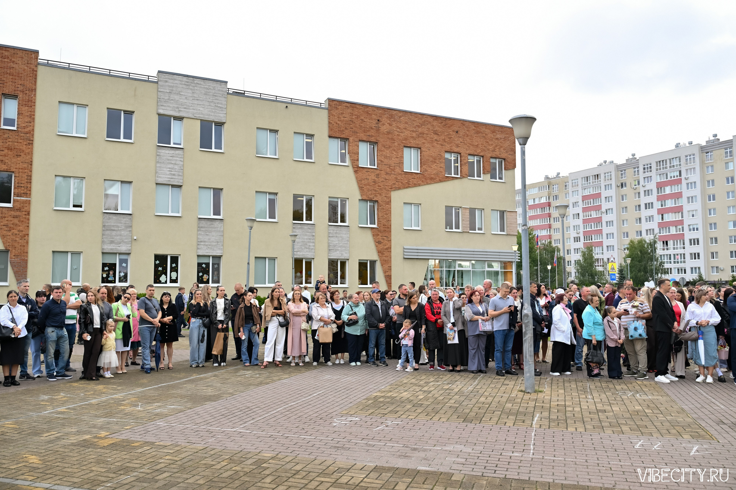 Балтийцы в школе № 57: линейка. VIBECITY.RU Вайб Сити Ру Фоторепортажи Фотоотчеты Калининград