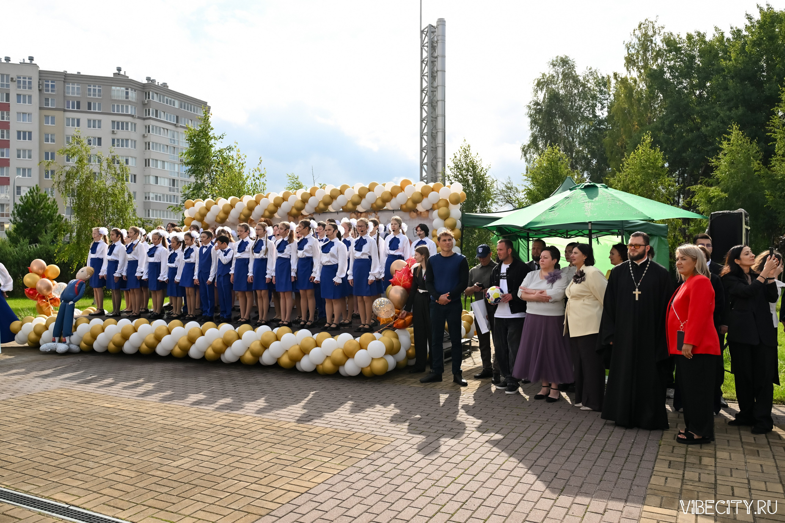 Балтийцы в школе № 57: линейка. VIBECITY.RU Вайб Сити Ру Фоторепортажи Фотоотчеты Калининград