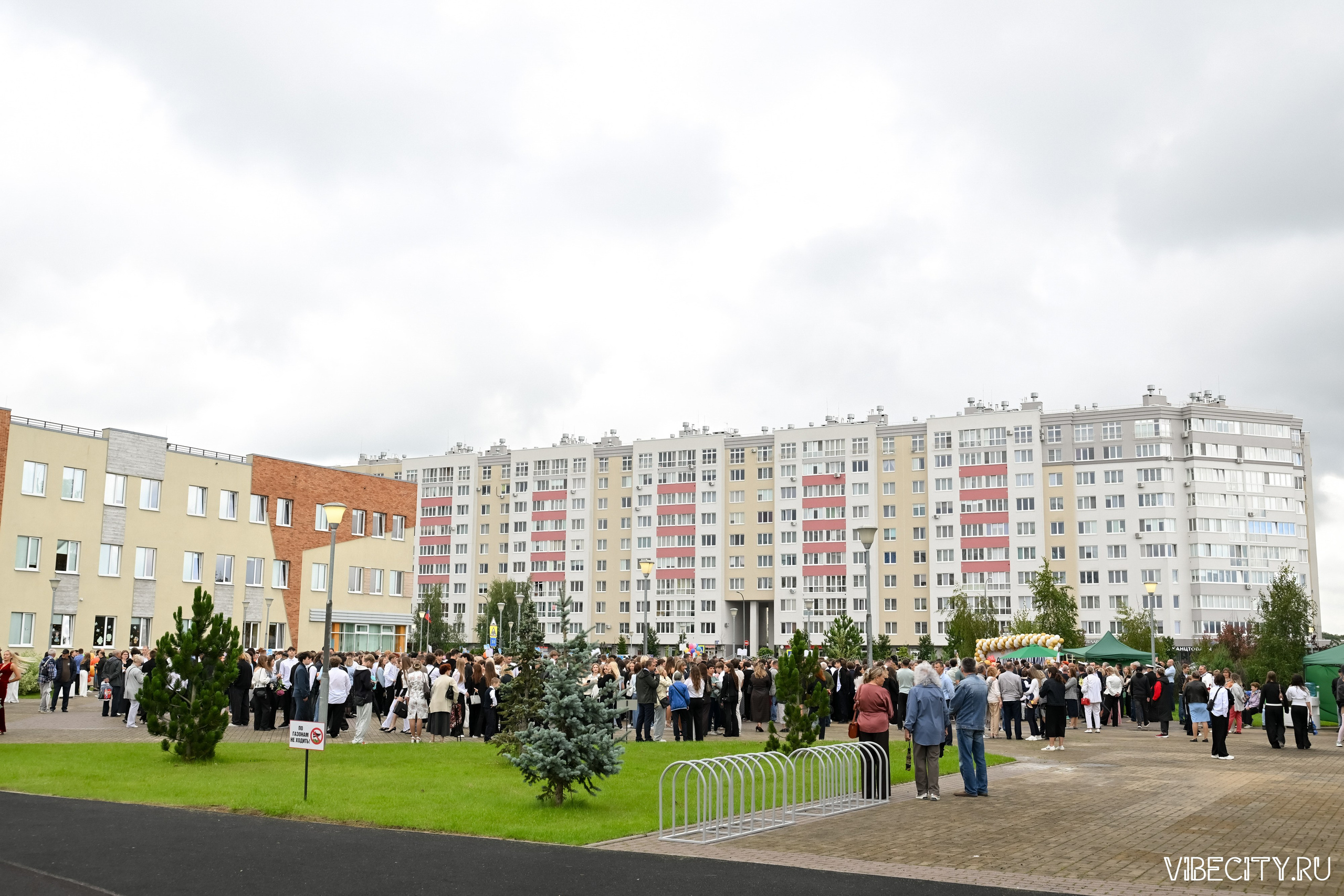 Балтийцы в школе № 57: линейка. VIBECITY.RU Вайб Сити Ру Фоторепортажи Фотоотчеты Калининград