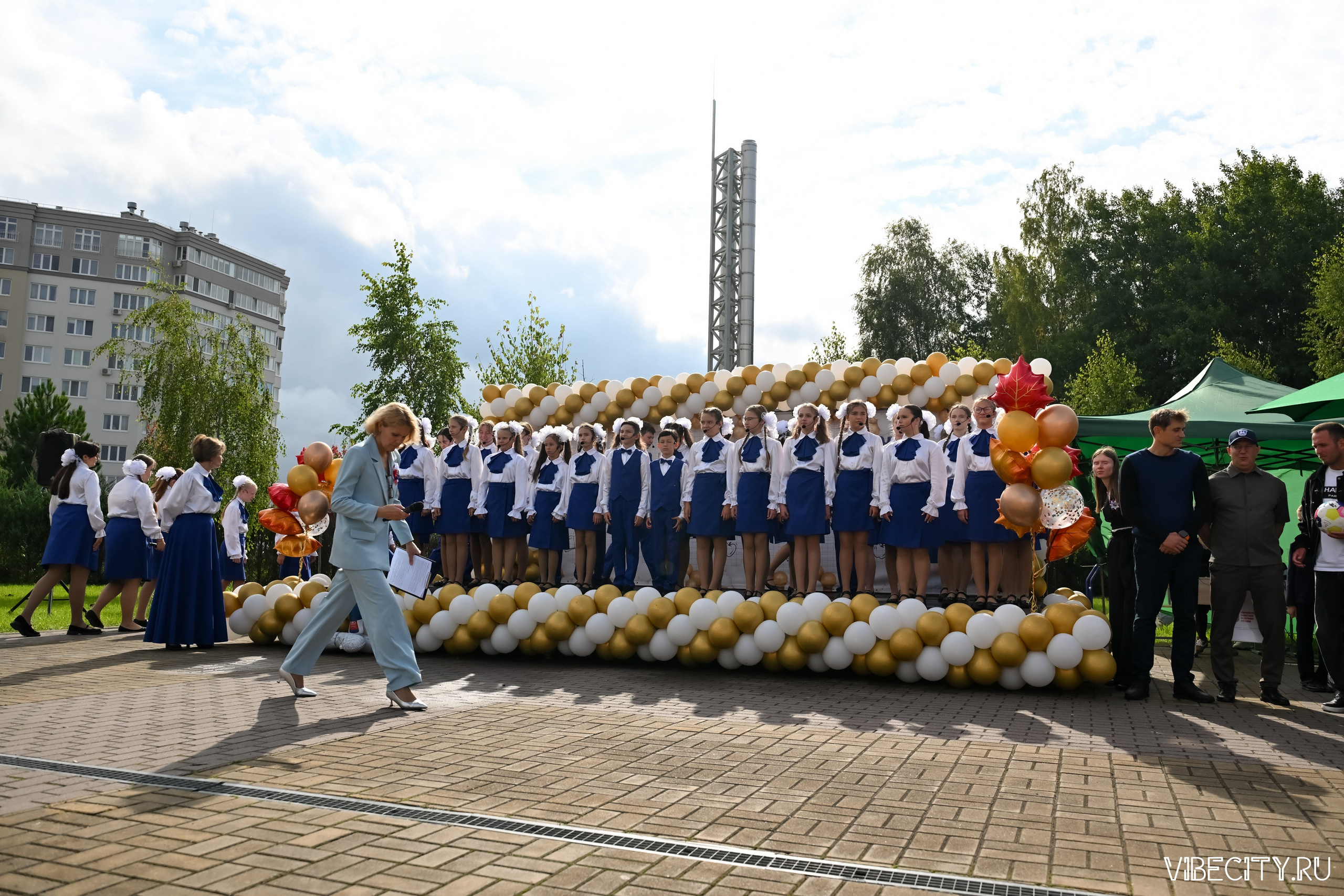 Балтийцы в школе № 57: линейка. VIBECITY.RU Вайб Сити Ру Фоторепортажи Фотоотчеты Калининград