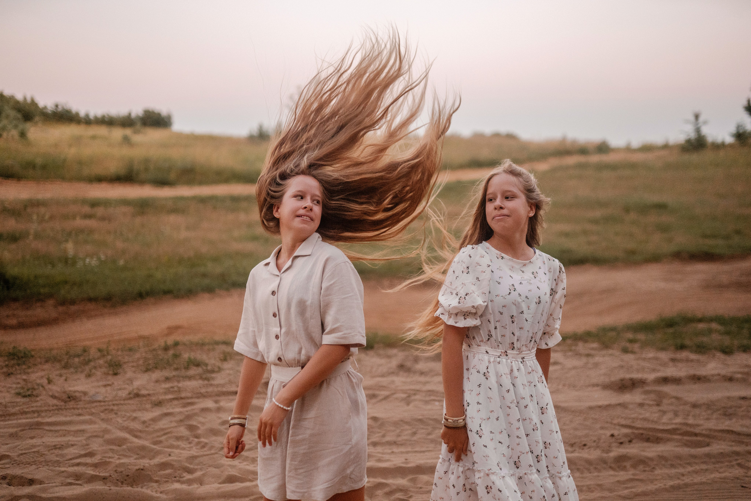 Фотосессия большой семьи в поле