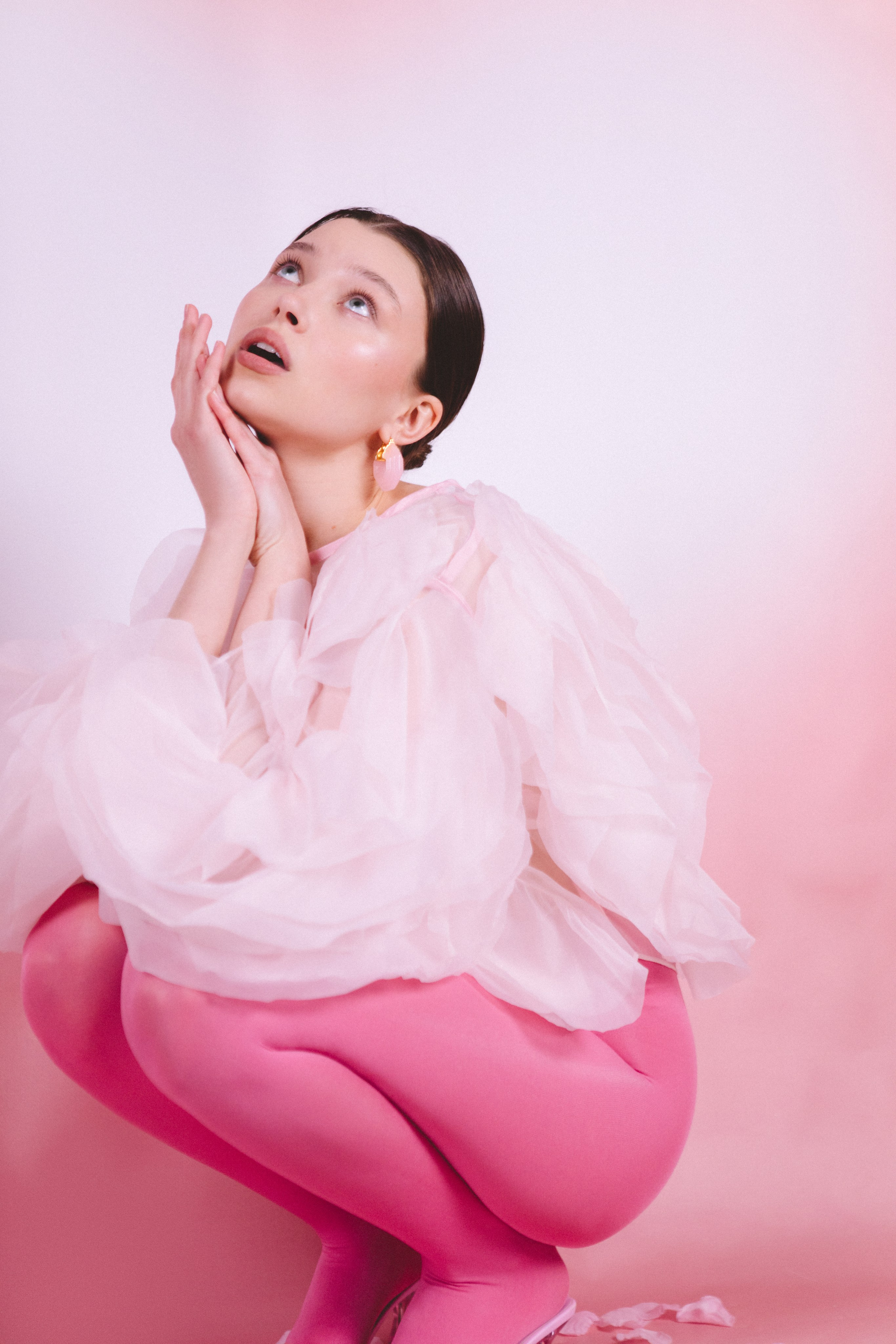 Регина. Фотосессия на розовом фоне. Фотограф в Москве Ольга Сатони
