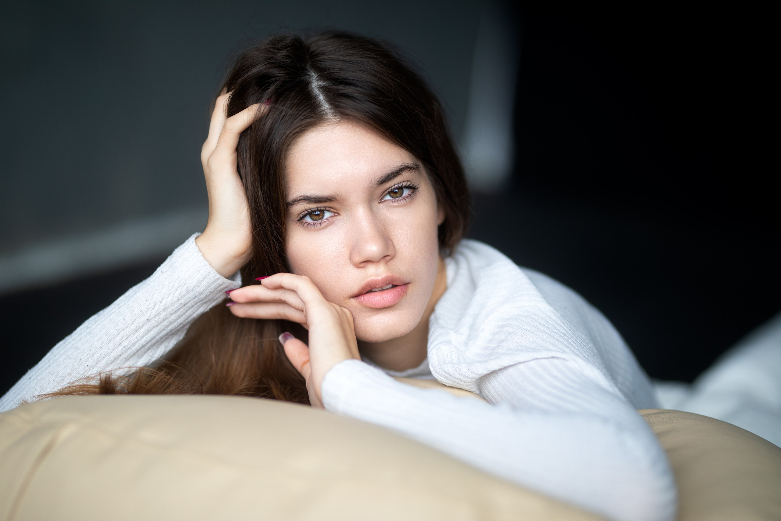 Съемка с Анастасией в студии с минимальным интерьером