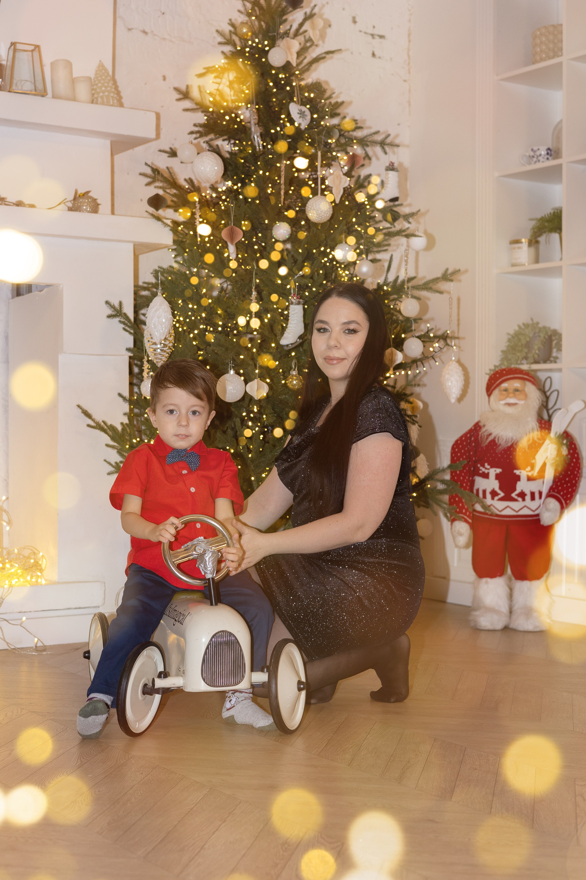 Портрет мамы с сыном в новогодней фотостудии