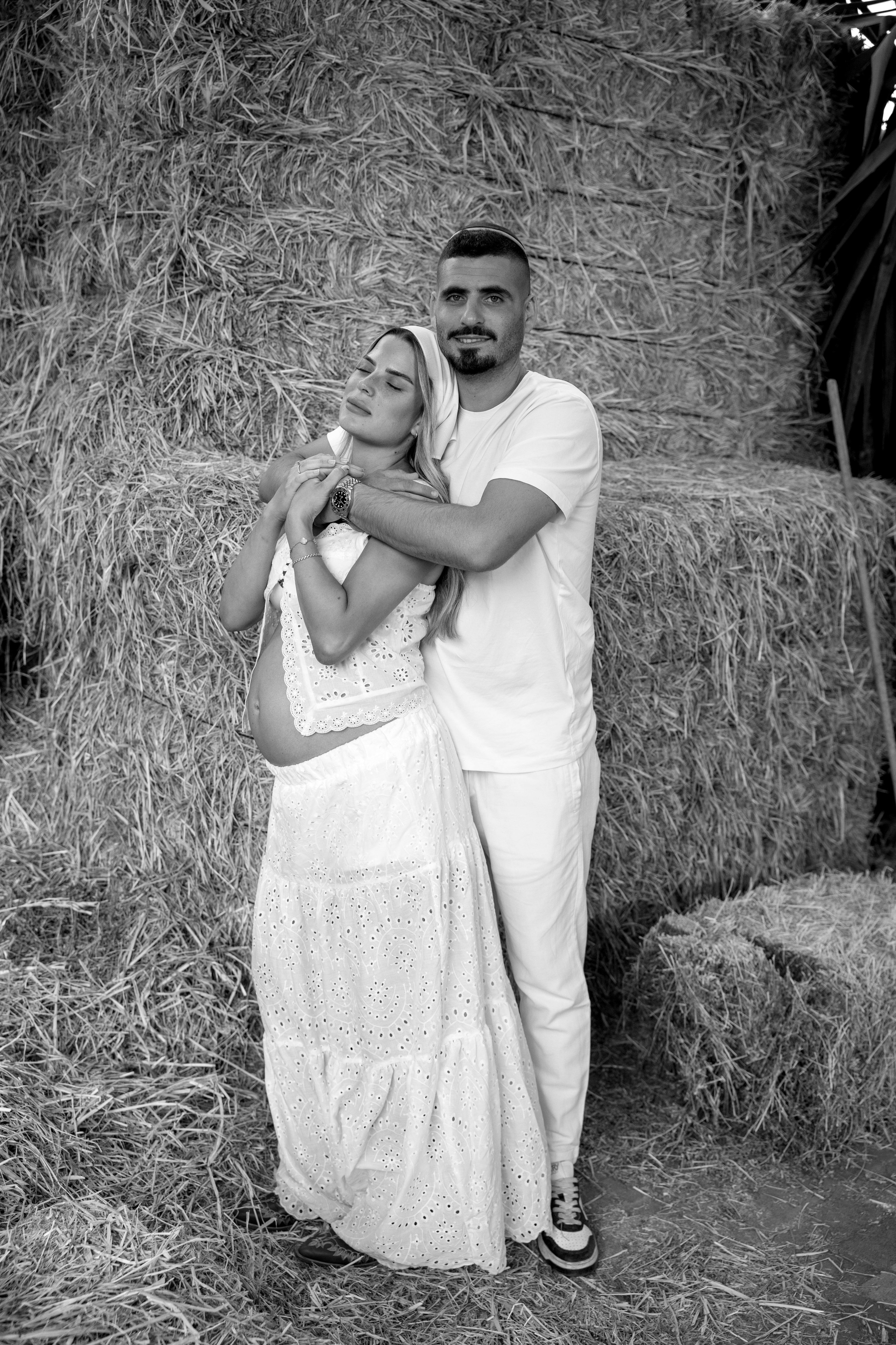 Pregnancy photoshoot at the horse farm. Главная