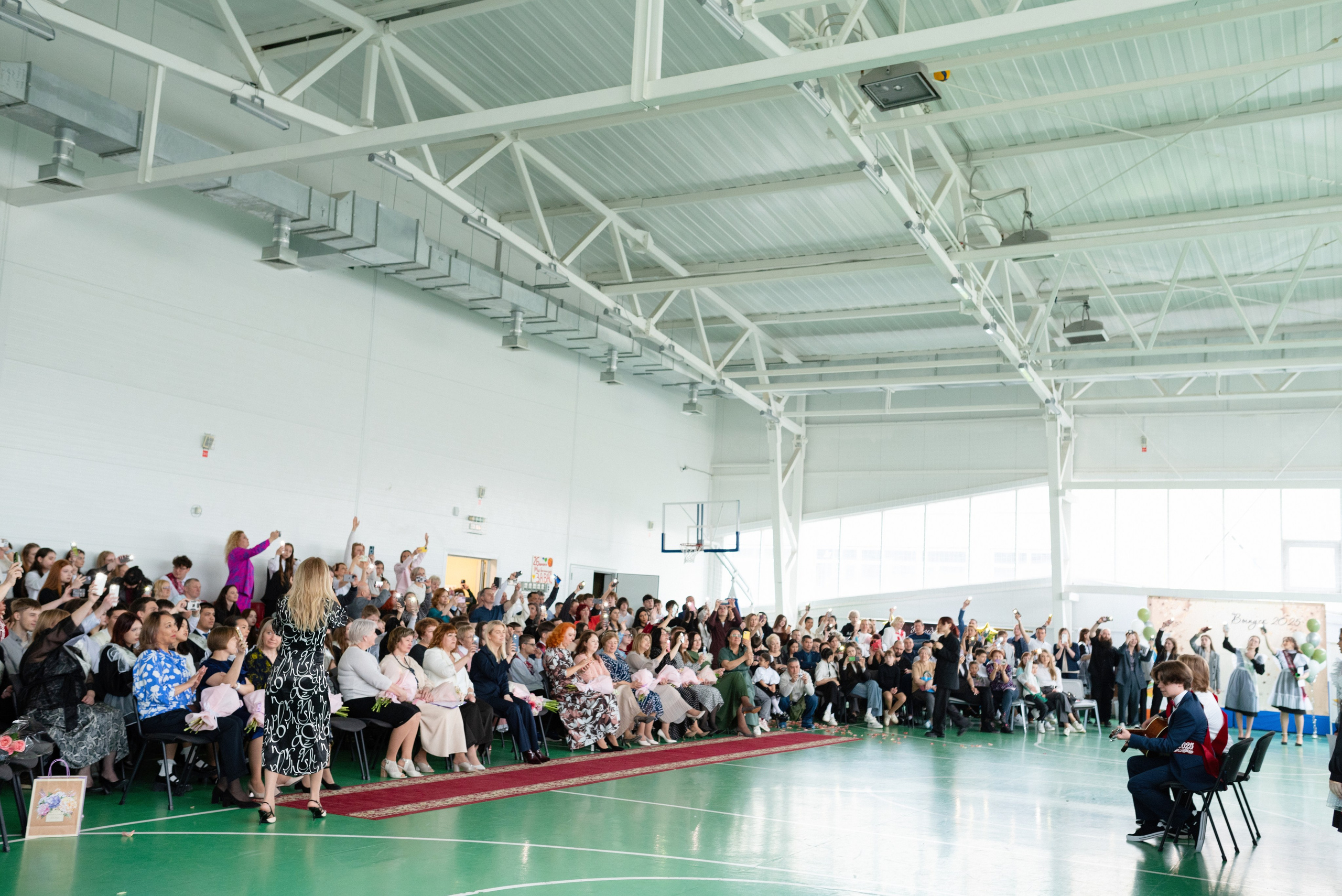 Съёмка выпускного в школе для 11 класса в Сургуте от профессионального школьного фотографа