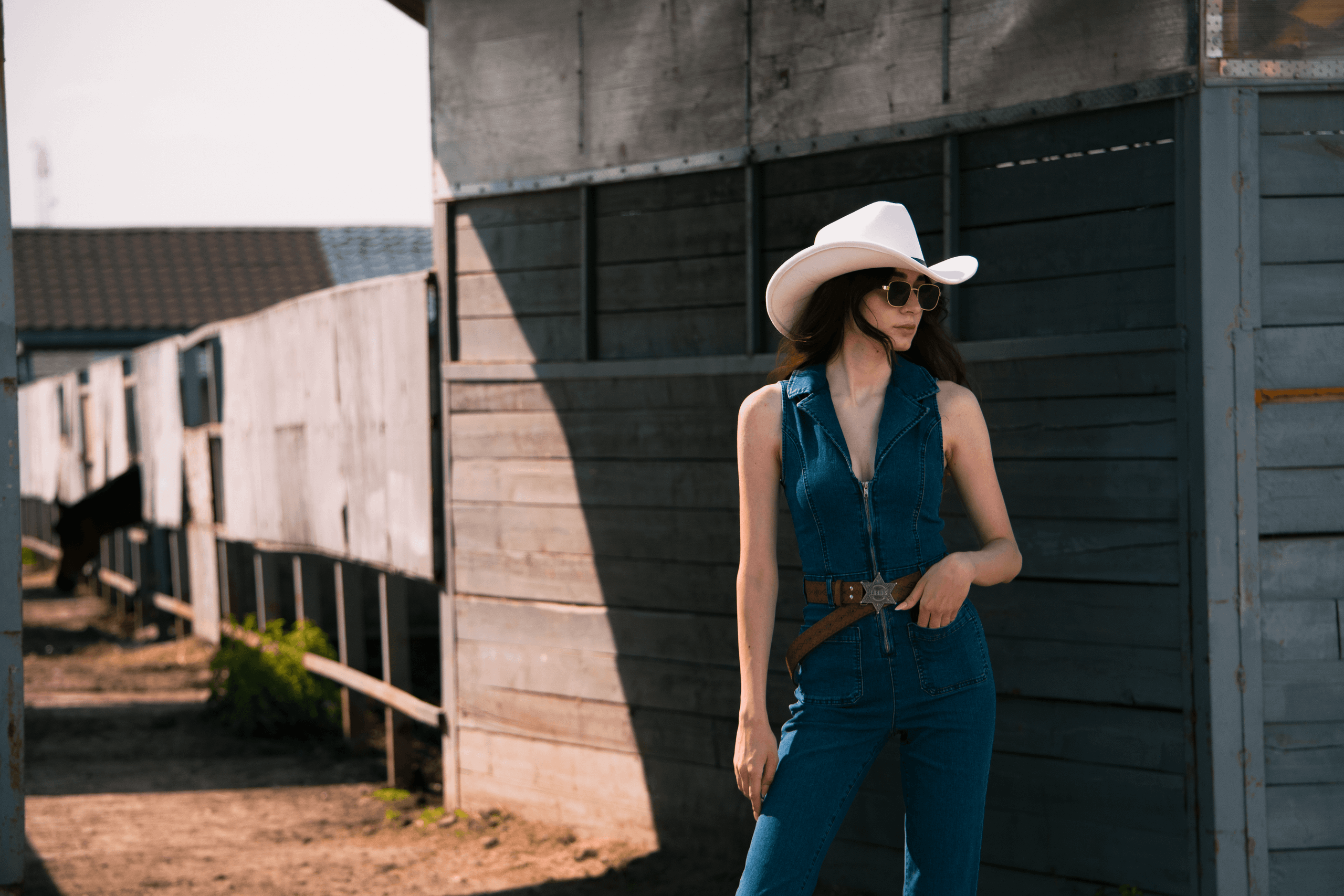 Фотосессия Ангелины в конюшне. Фотограф Евгения Саботаж в г. Москва