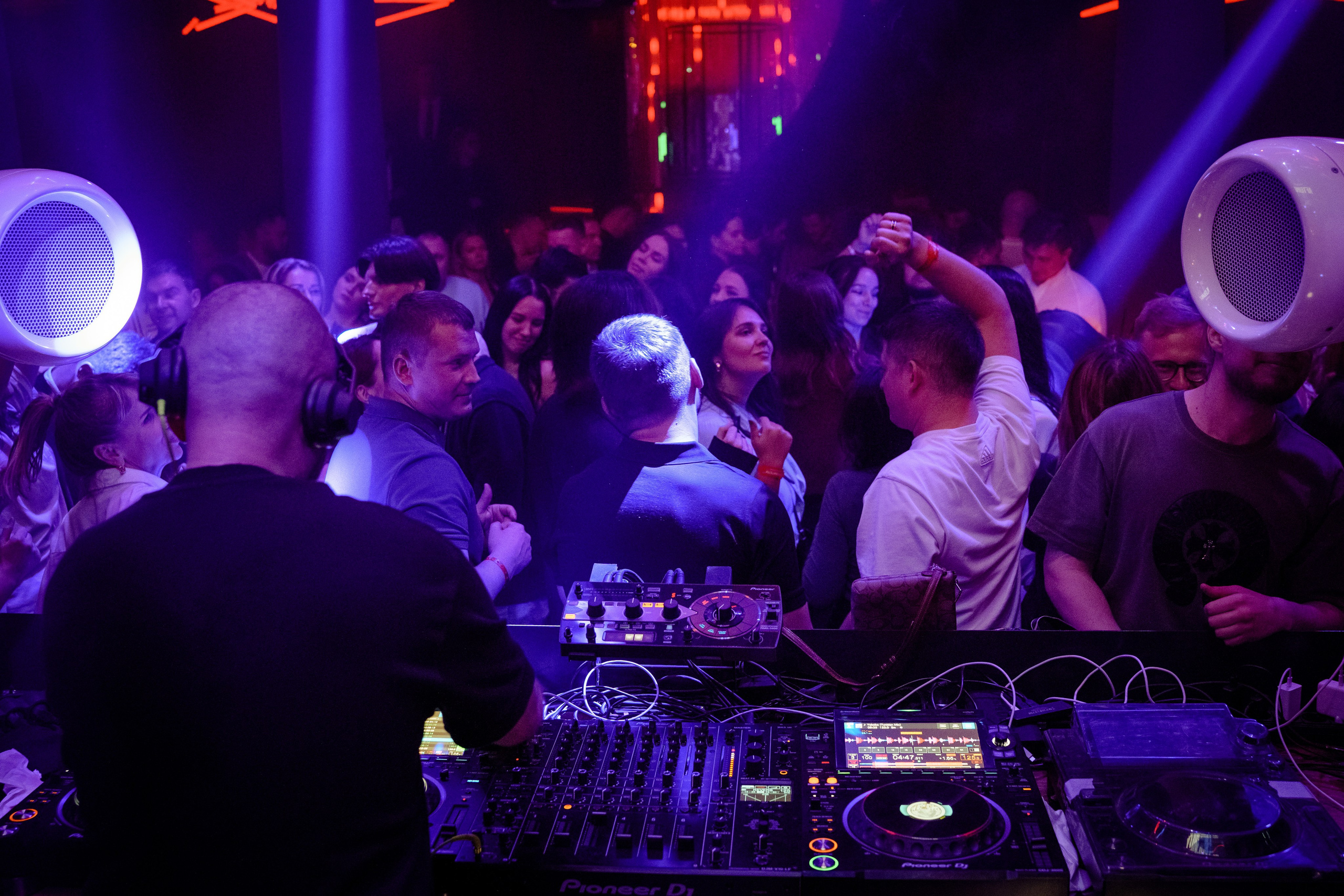 Вечеринка OSNOVATELI.LIVE репортажный фотограф Саша Дружинина. Репортажный фотограф в Москве Саша Дружинина