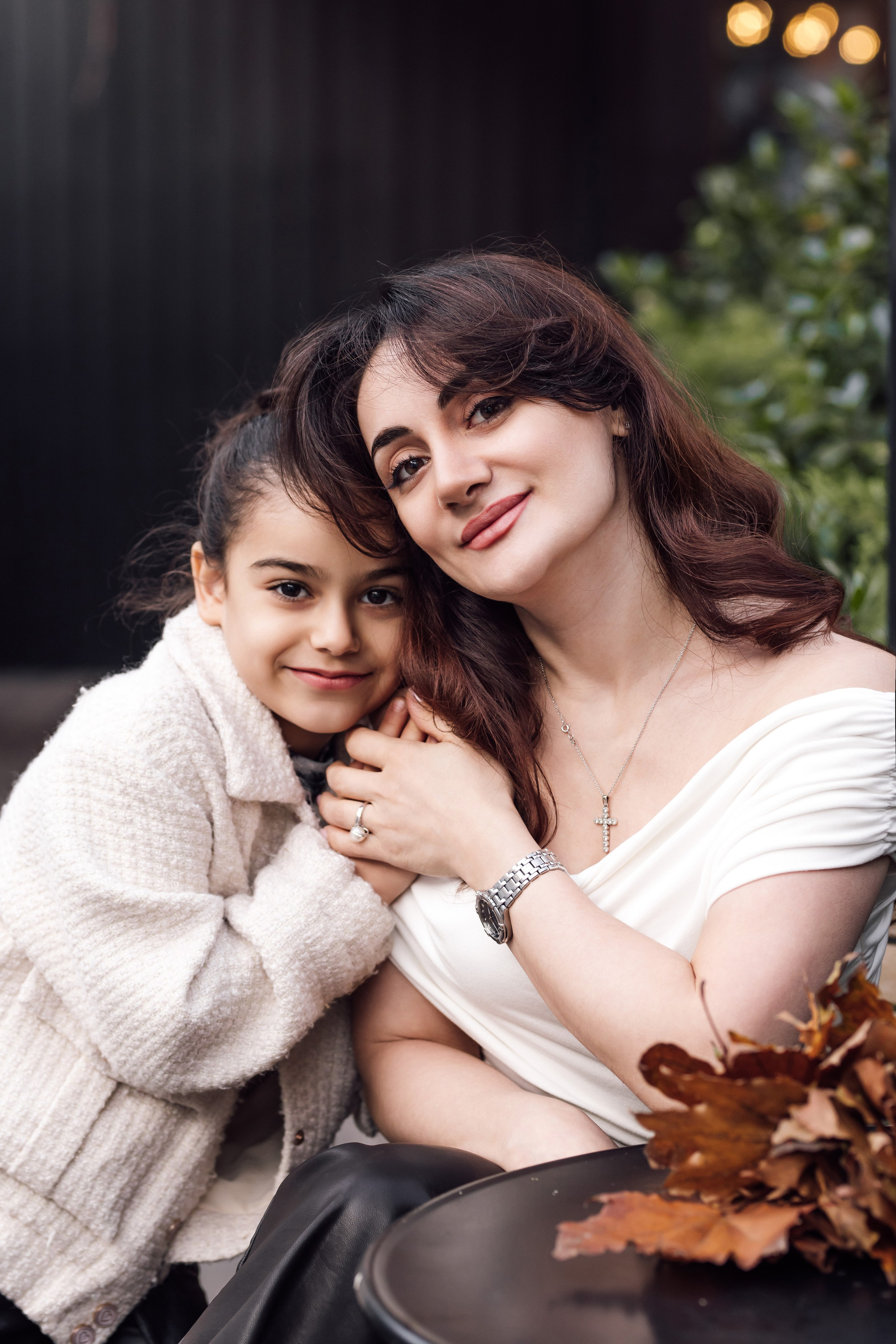 Мама и дочь, осенняя городская прогулка. Фотохудожник Наталия Кирсанова