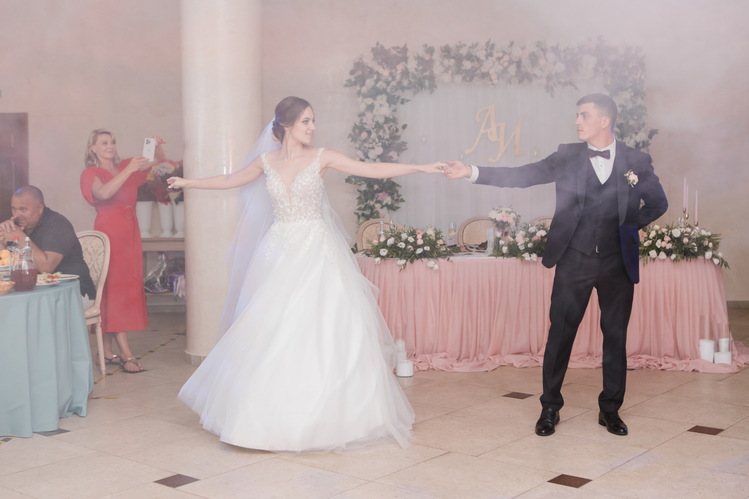 Свадебная фотосъемка Михаила и Ольги. День нашей свадьбы. Видеосъемка и фотосъемка свадеб. Фотограф и оператор на свадьбу. Видеосъемка подкастов, собственная видео-фотостудии. Предметная фотосъемка