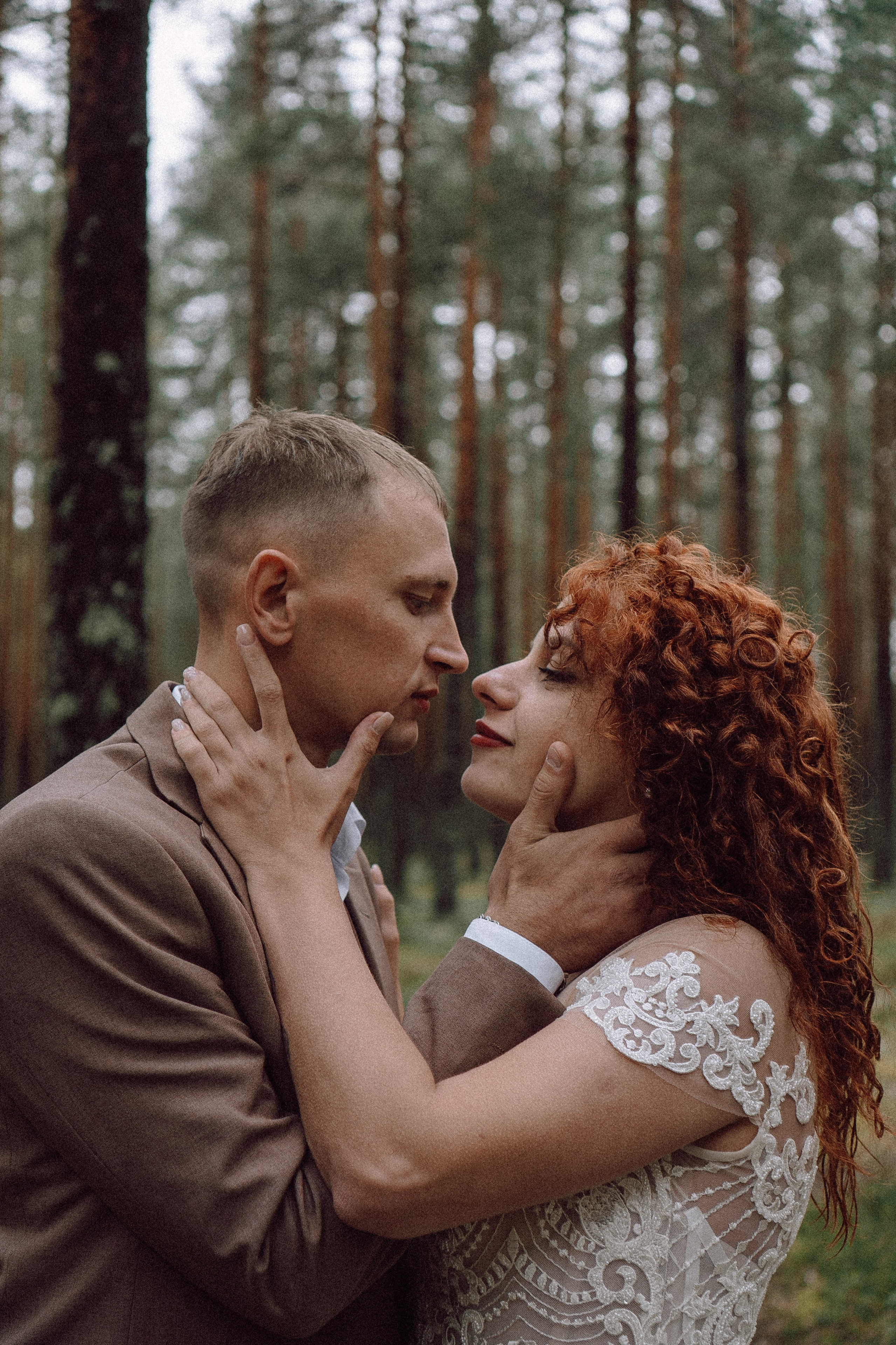 СВАДЕБНАЯ ФОТОСЕССИИЯ ПАРЫ В ГОРОДЕ ПРИОЗЕРСК В СОСНОВОМ ЛЕСУ И С ПИКАПОМ. Профессиональный фотограф, Санкт-Петербург — Виктория Богомолова