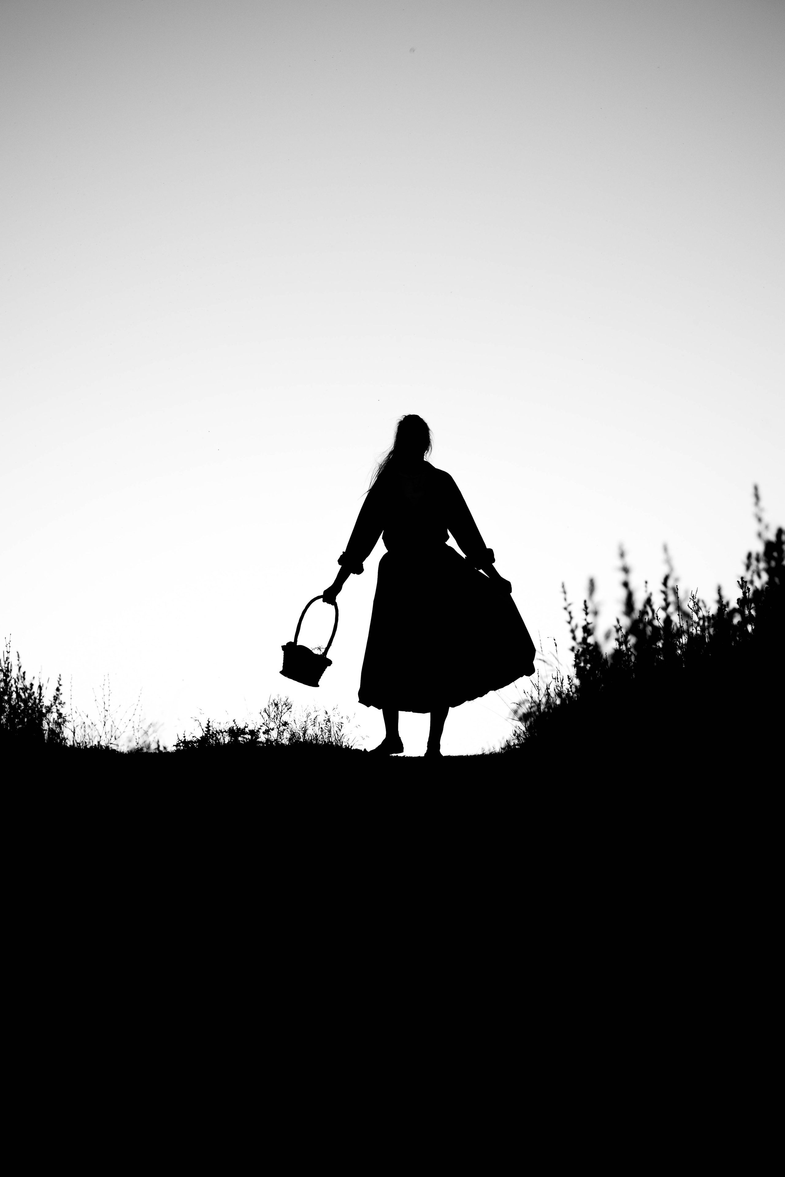 Внучка и бабуля прогулка на природе. Коммерческий фотограф