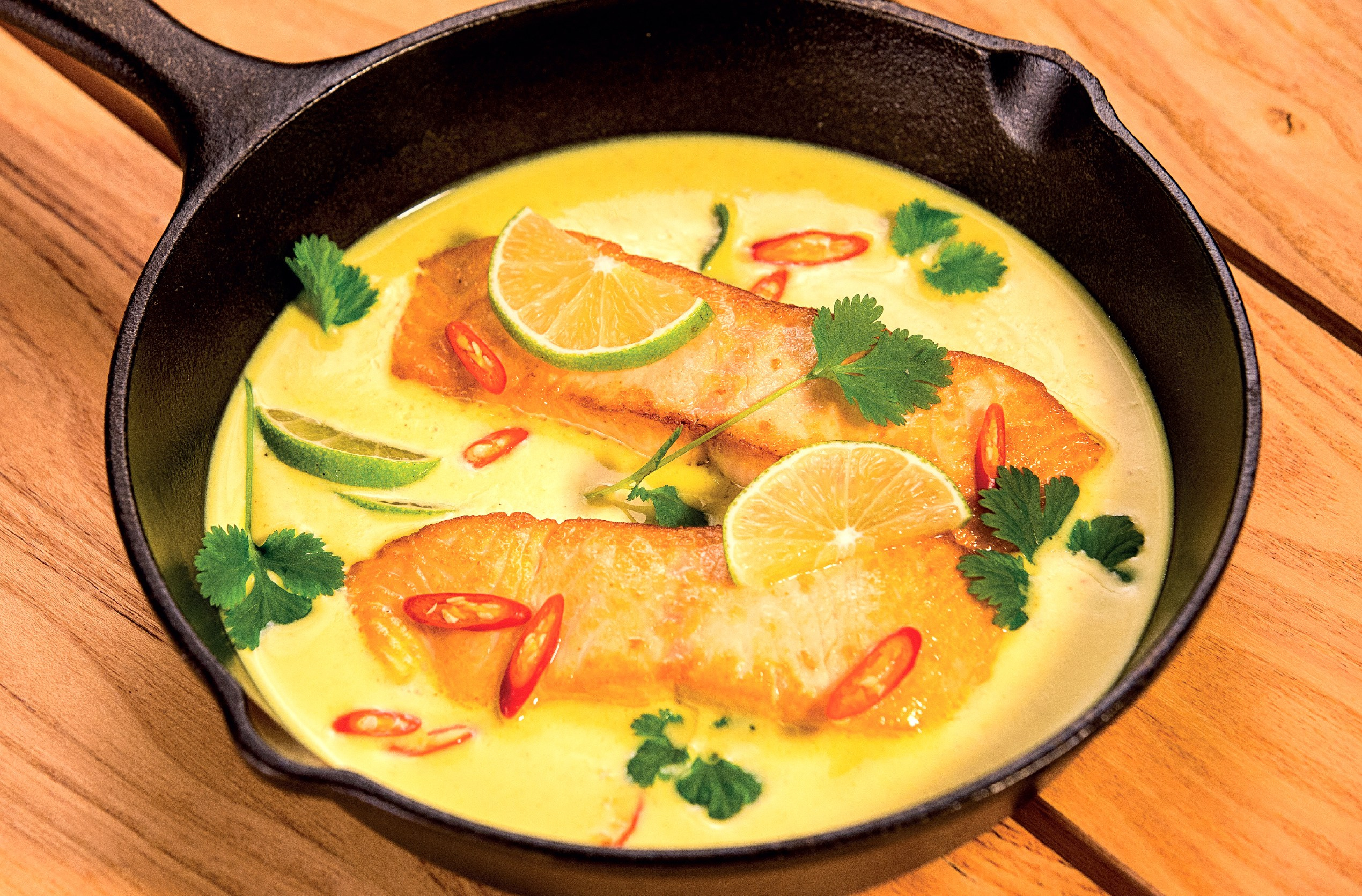 Красная рыба с нежным соусом карри на сковороде