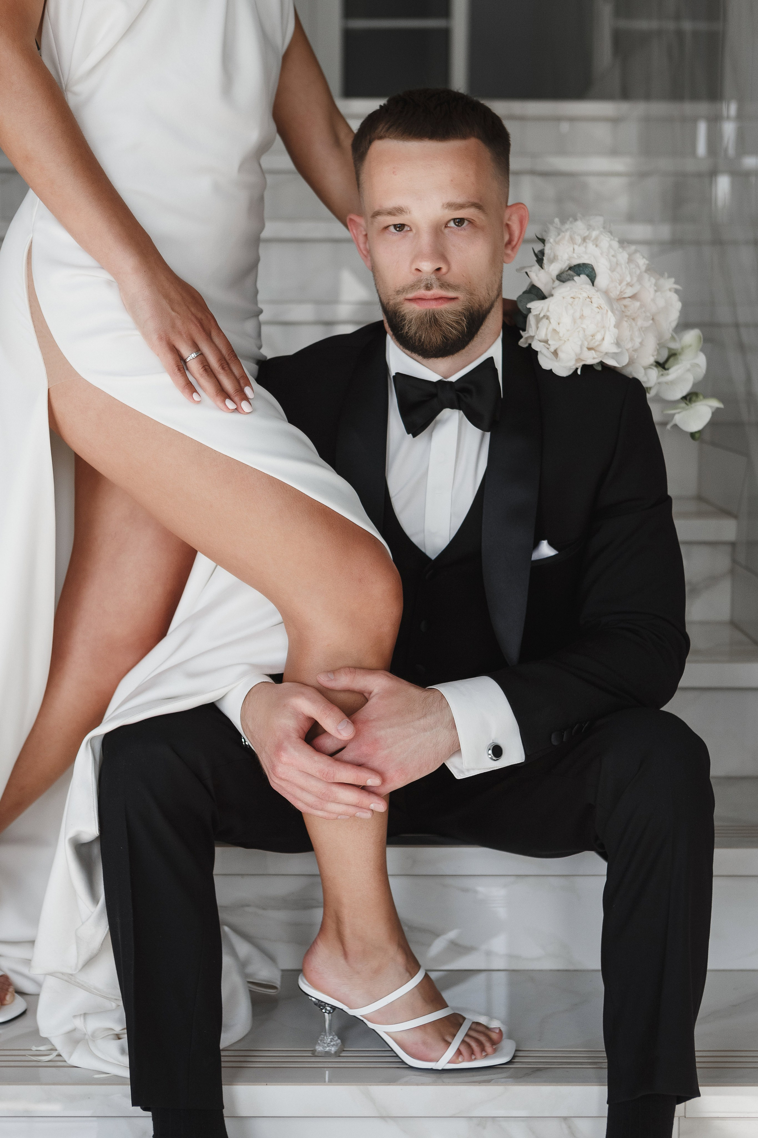 Жених сидит у ног невесты на мраморной лестнице Golden Horse, свадебный фотограф Таганрог Антон Бакарюк