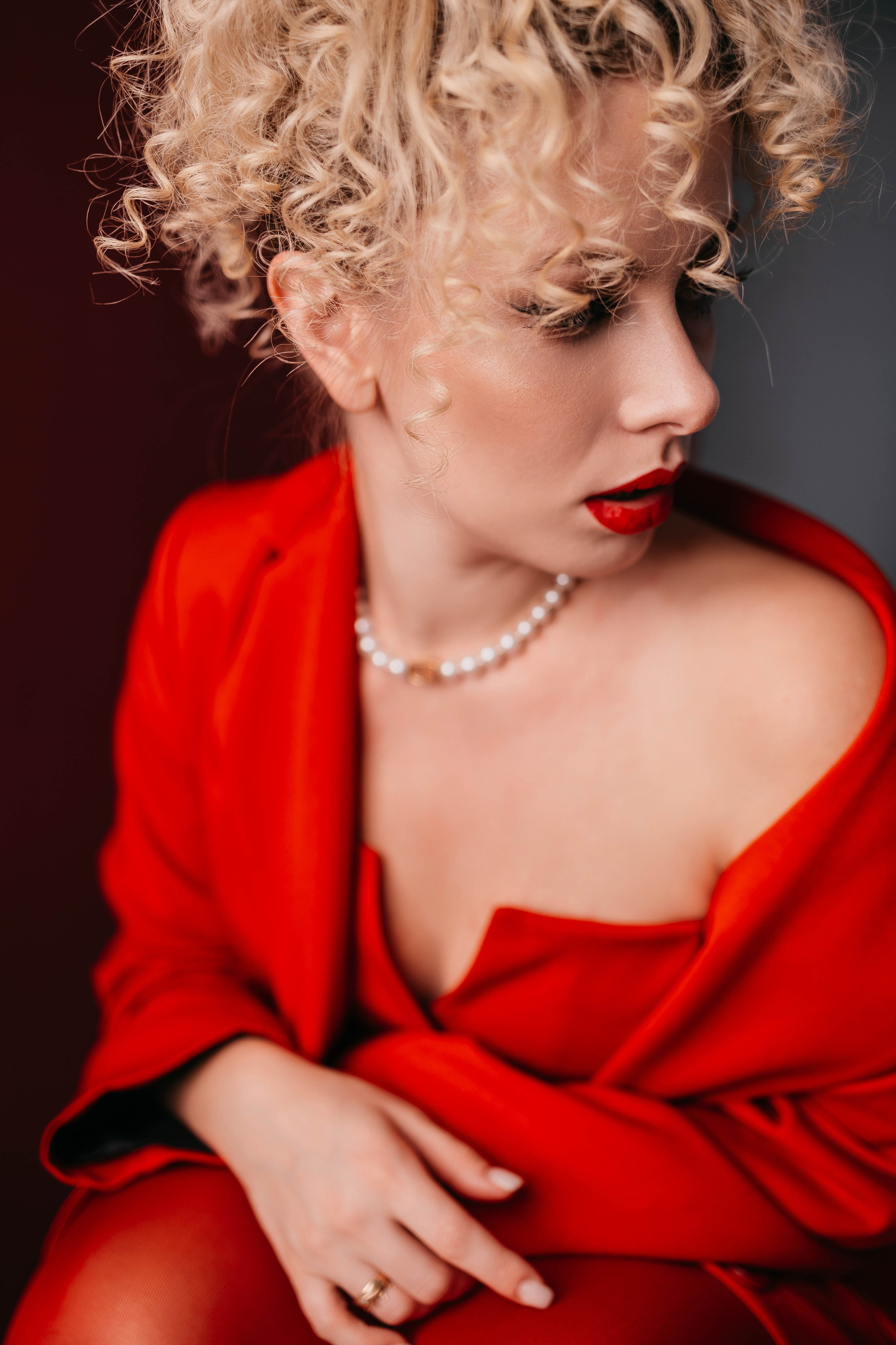 Ира в красном. Фотостудия Cute_photostudio в Твери. Фотограф в Твери Лагодная Яна