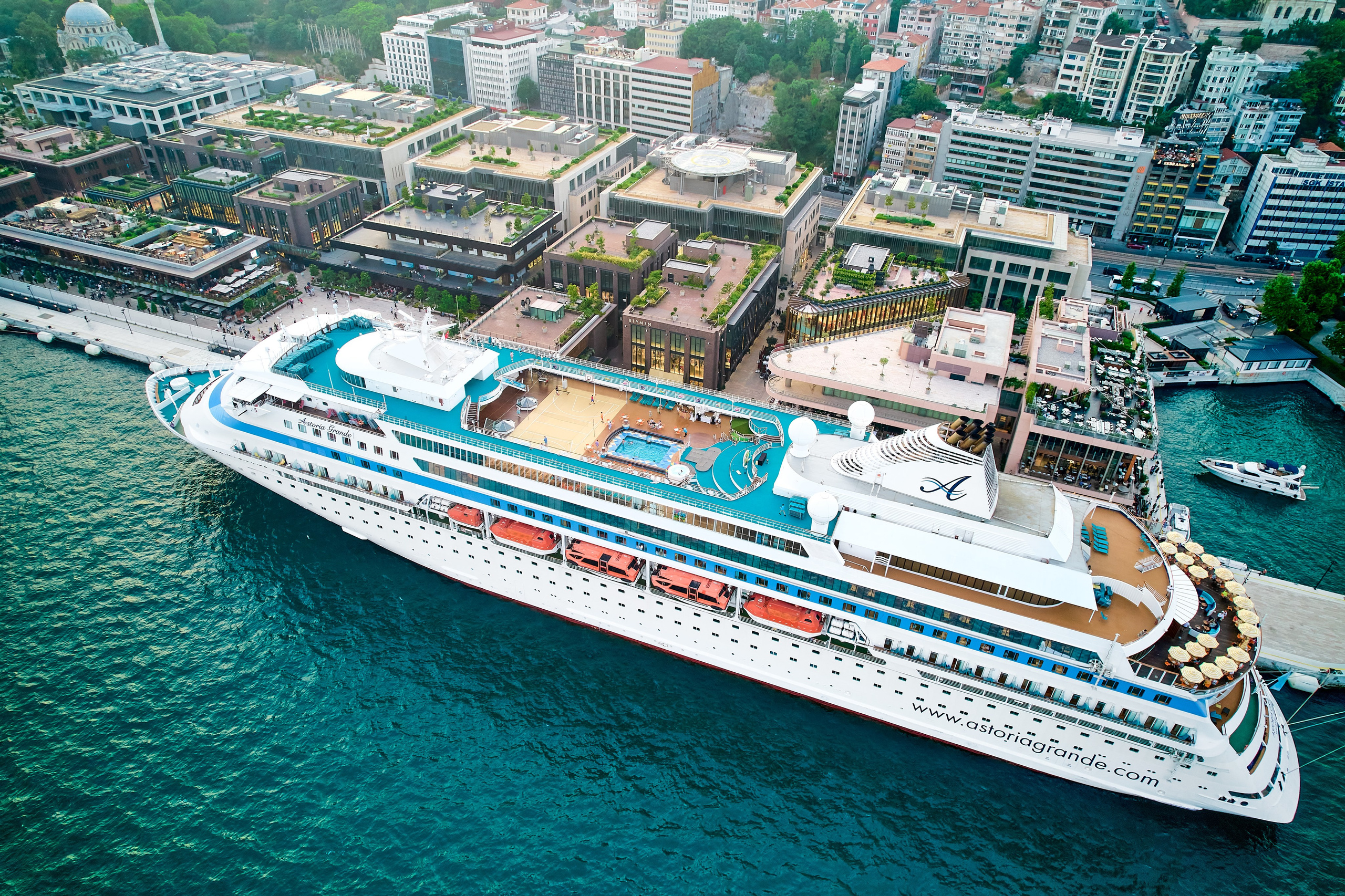 Стамбул — европейская сторона. Фото департамент круизного лайнера Астория Гранде