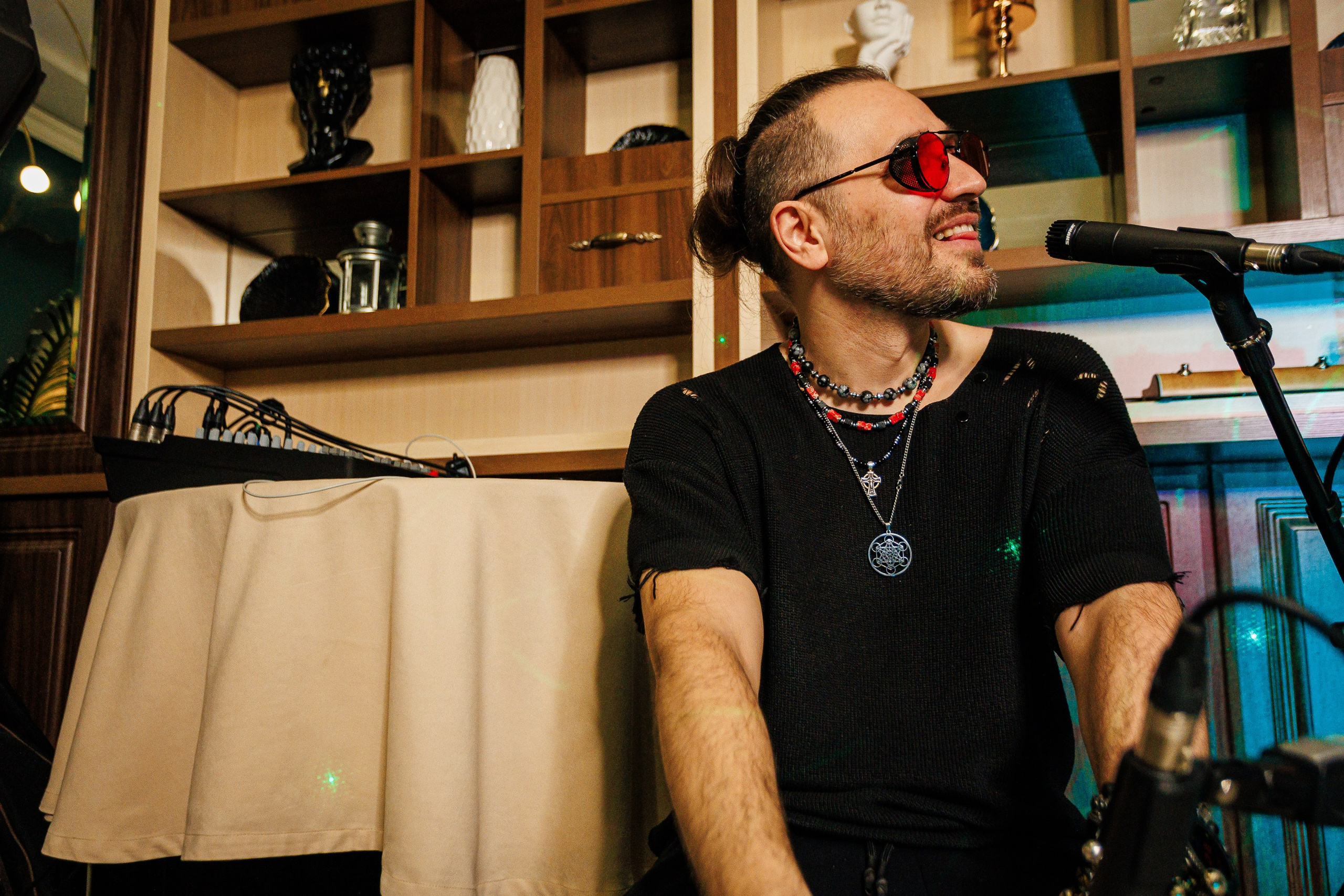 Музыкальные вечера. Квартирник. Александр Конецкий_Чистые пруды_Симферополь_16.02.2025. Аминов Руслан | Фотограф