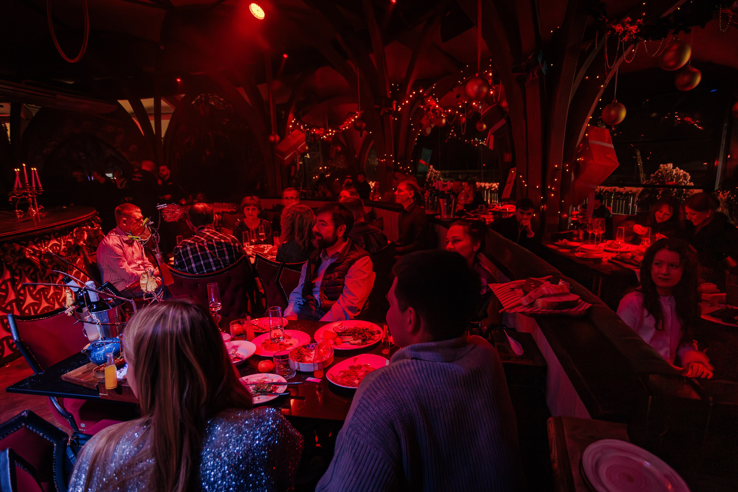 Новогодняя шоу-программа «MAGIC TIME» в PTIZZA BAR_Ялта_31.12.2025. Аминов Руслан | Фотограф