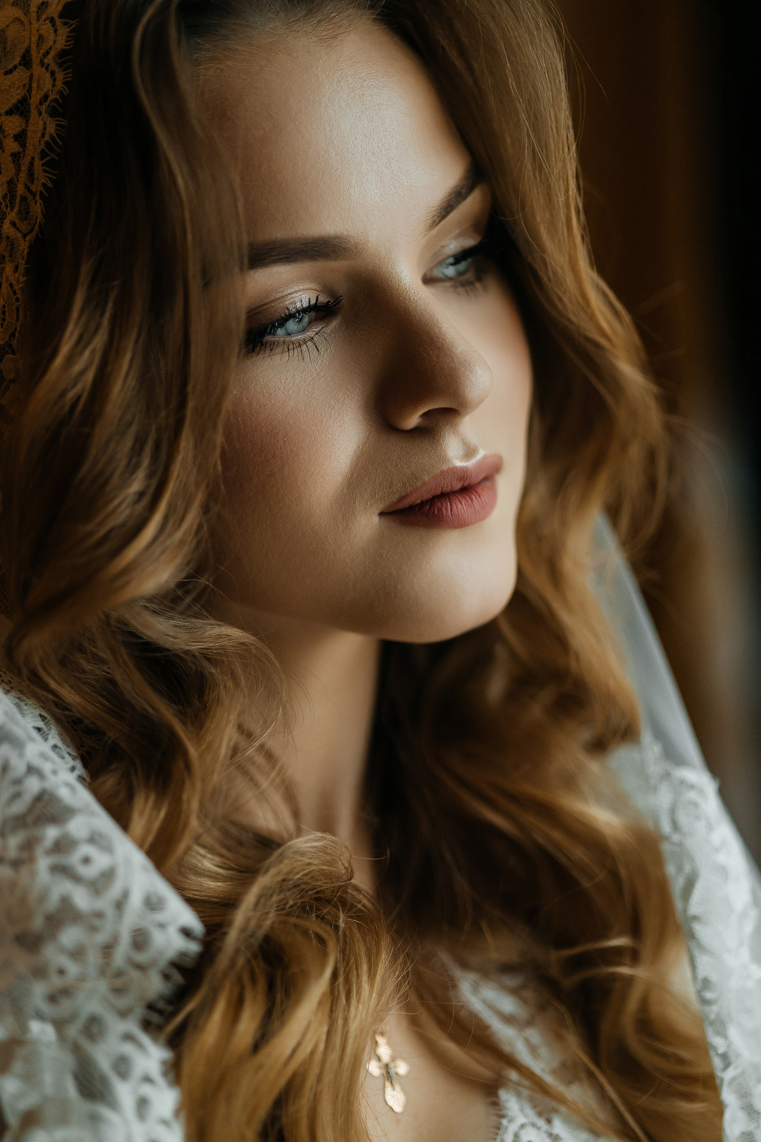 Роскошное утро пары в номере отеля. Олег Сверчков | Свадебный фотограф Вологда