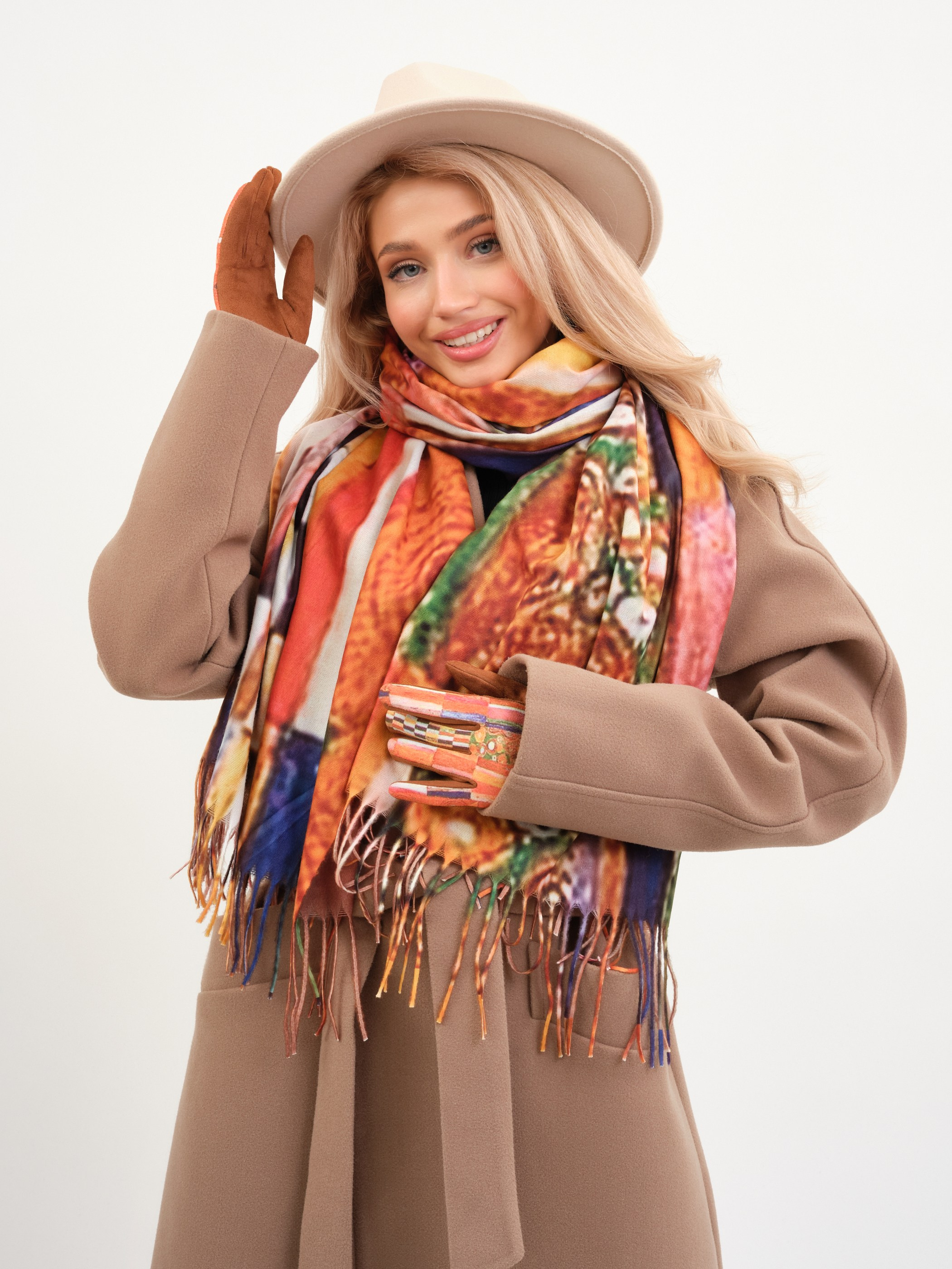 Женщина в коричневом пальто и шарфе