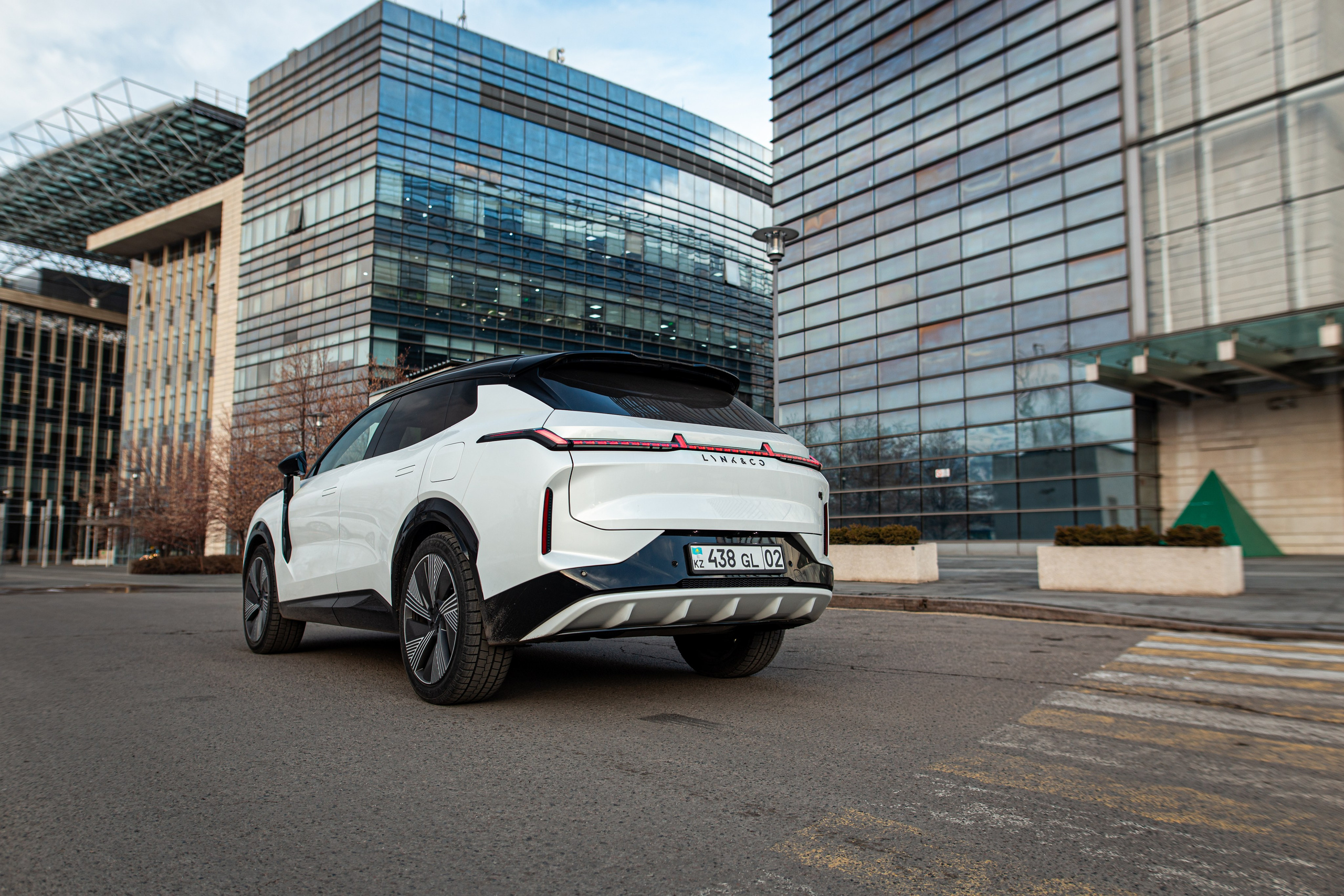 Lynk&Co 08 EM-P. Рекламный и портретный фотограф в Алматы — Серекпаев Танирхан