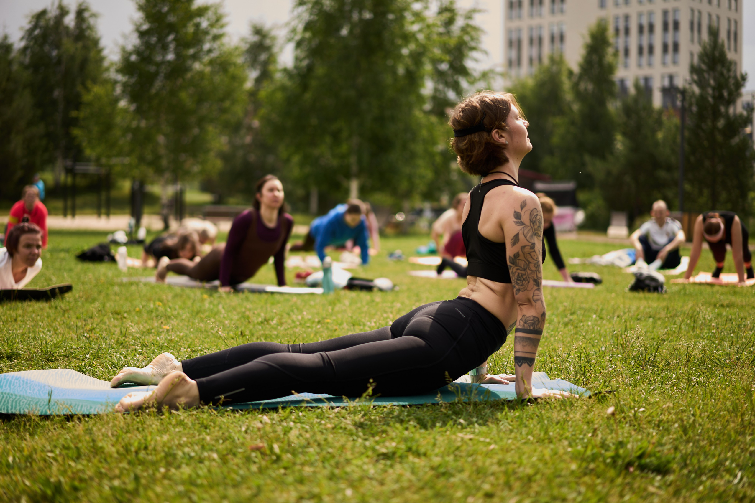 Репортажная съемка занятия йоги в парке. Фотограф Екатеринбург Кокшарова Александра