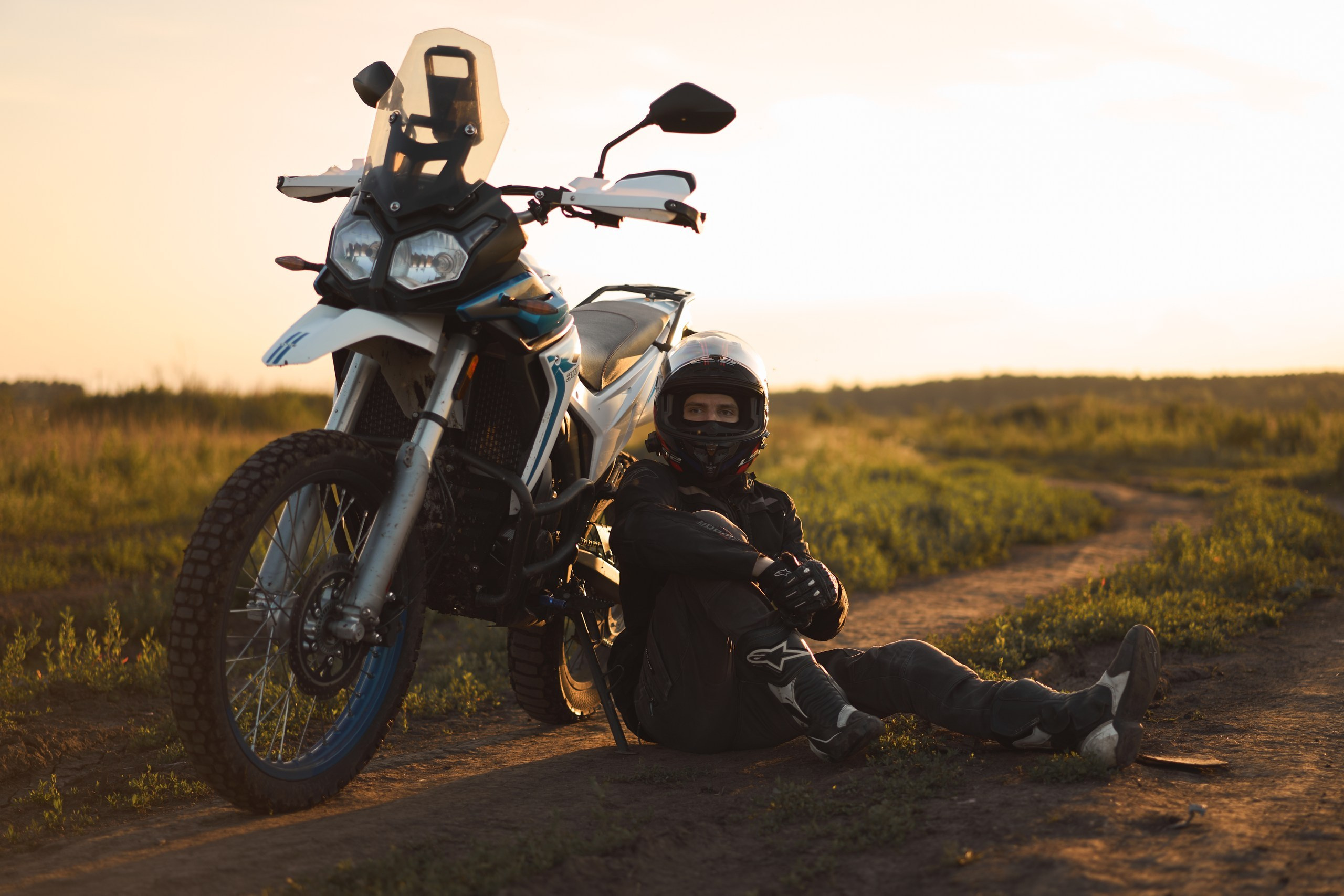 Фотосессия с мотоциклом на закате в поле. Фотограф Екатеринбург Кокшарова Александра