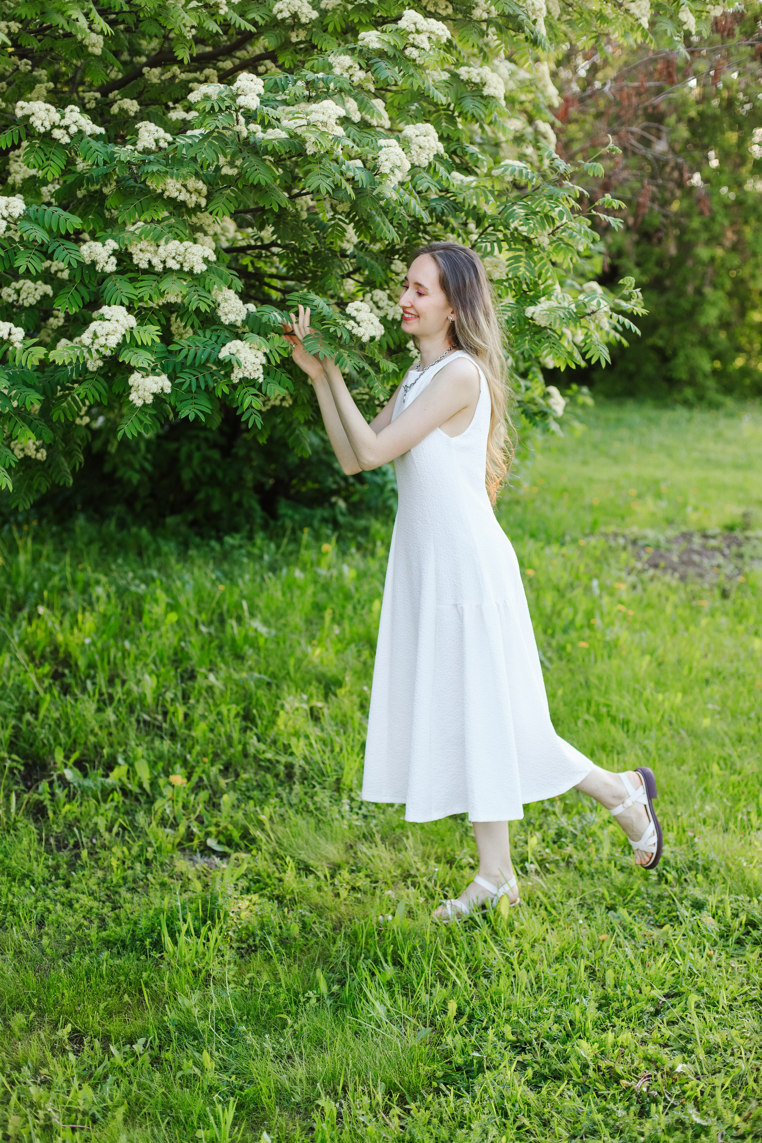 Женская фотосессия в цветении. Контентный фотограф в Перми Натали Кытманова