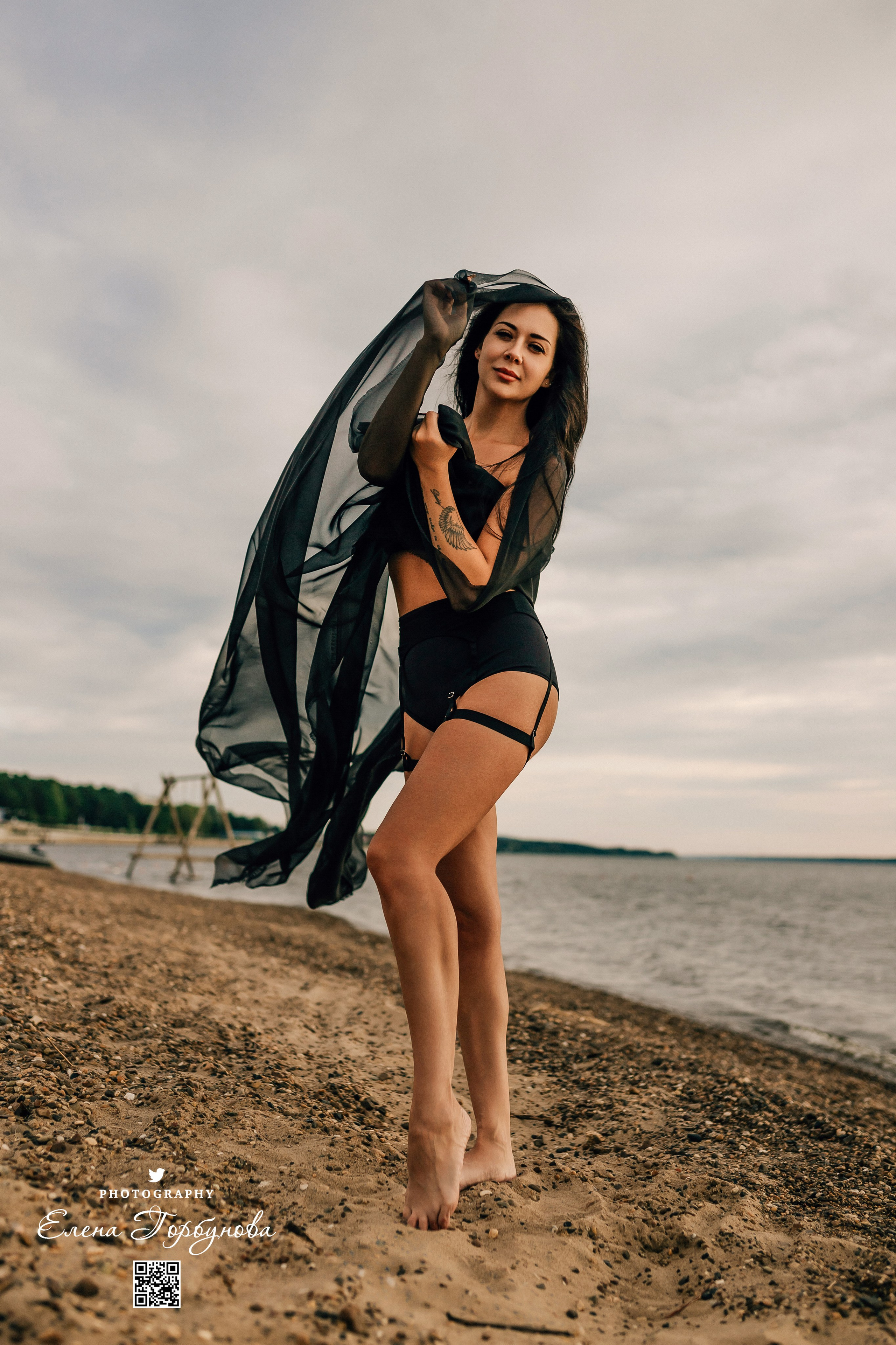 Черная серия с тканью. Набережная. Александра и Таисия. Июль 2025 г. Фотограф Пермь. Свадьбы. Семья и дети, школа, д. сад. Фотокниги