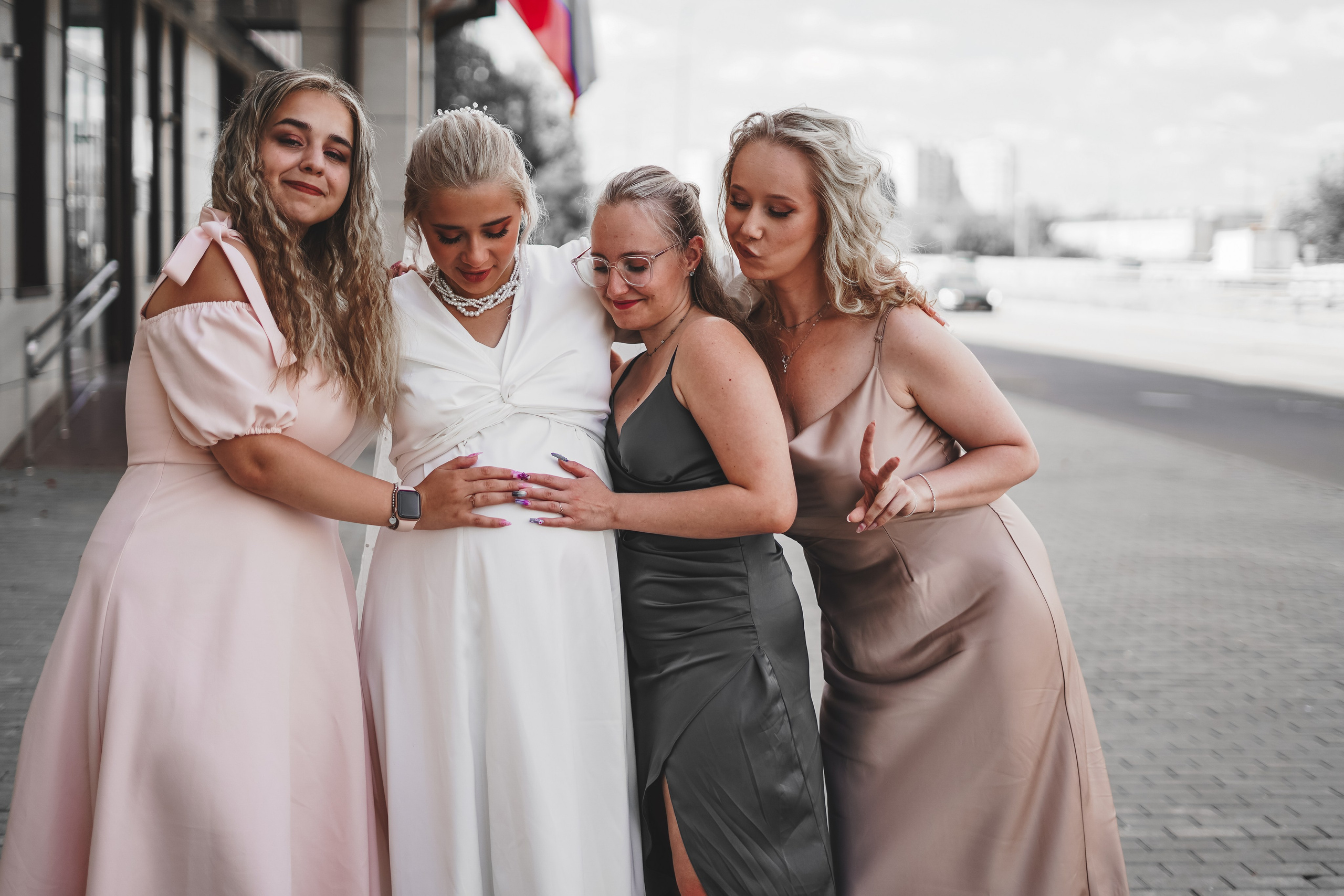 Невеста возле загса с подружками