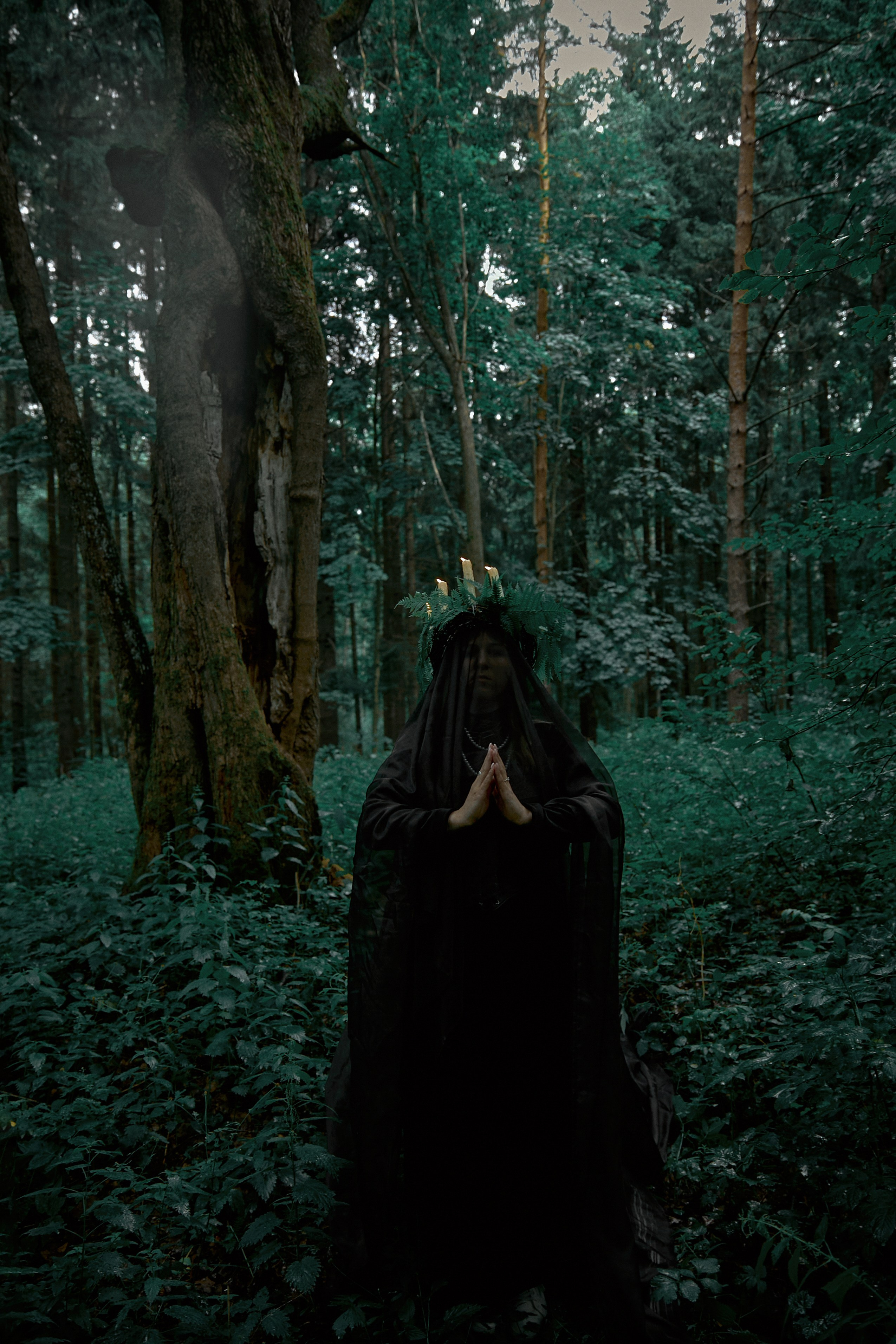 Фотосессия ведьмы в лесу. Рекламный фотограф Санкт-Петербург Катерина Мишкель