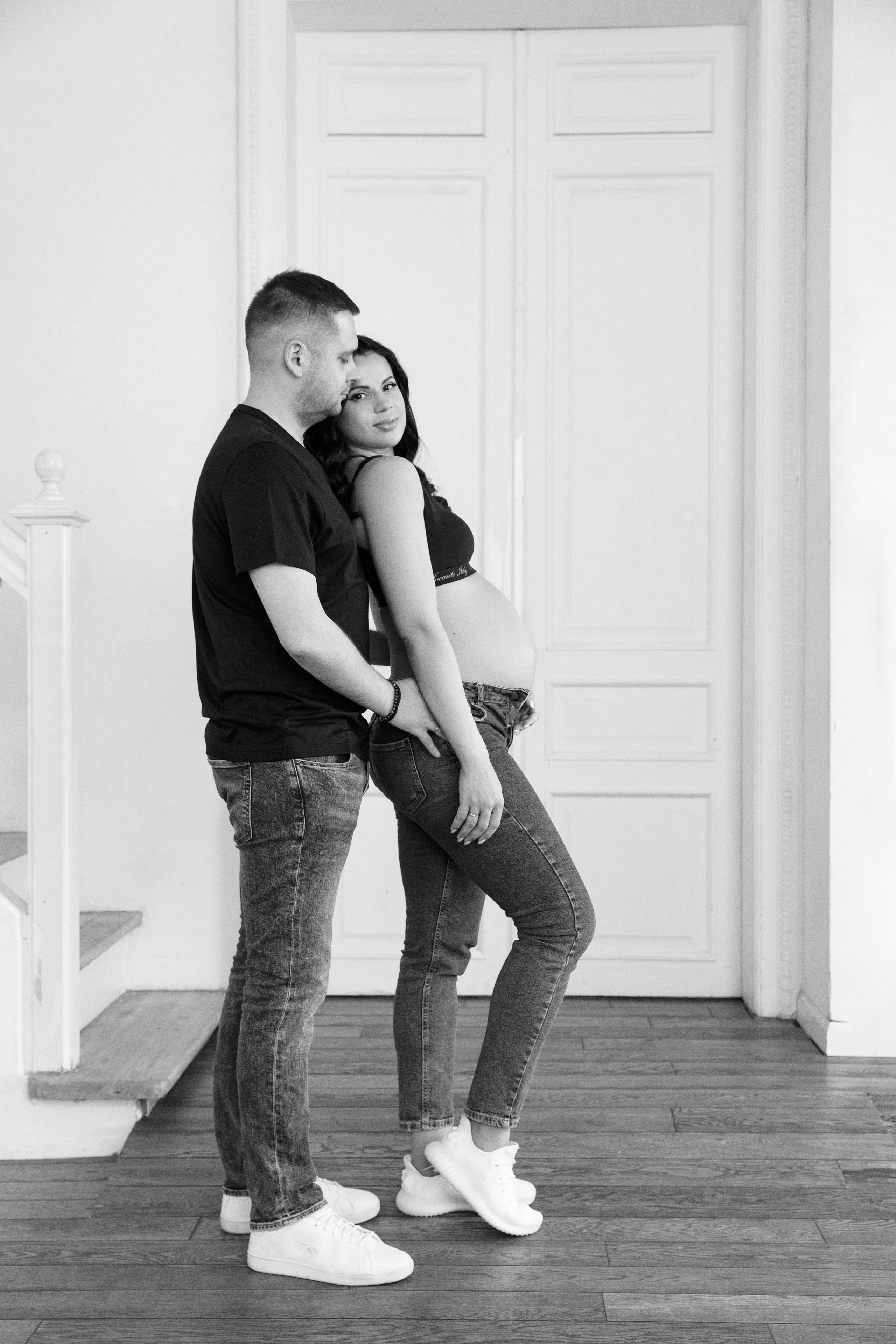 Фотосессия беременности, минимализм, циклорама