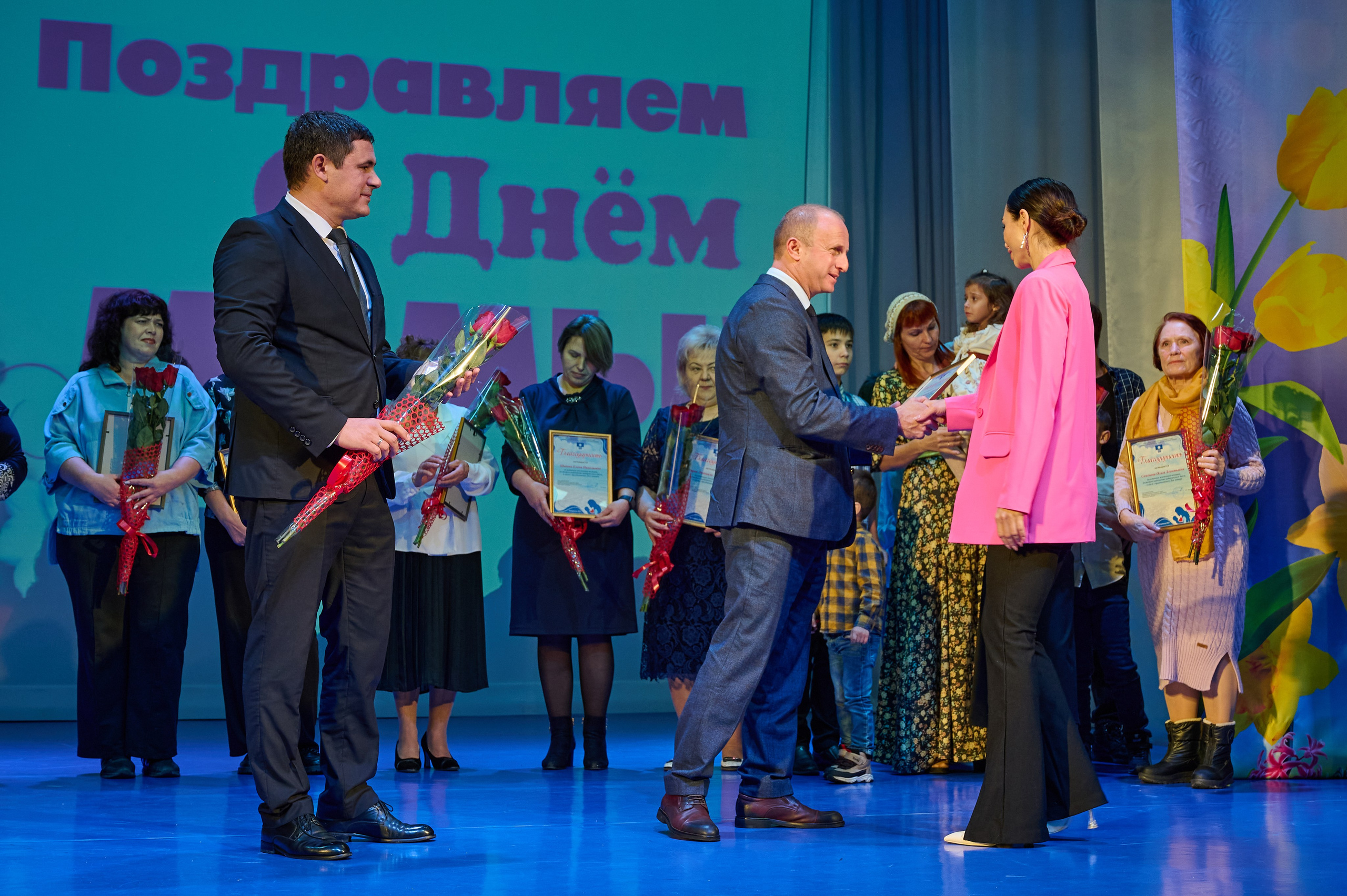 День матери. Марьина роща. Жизнь курорта Кабардинка в фотографиях