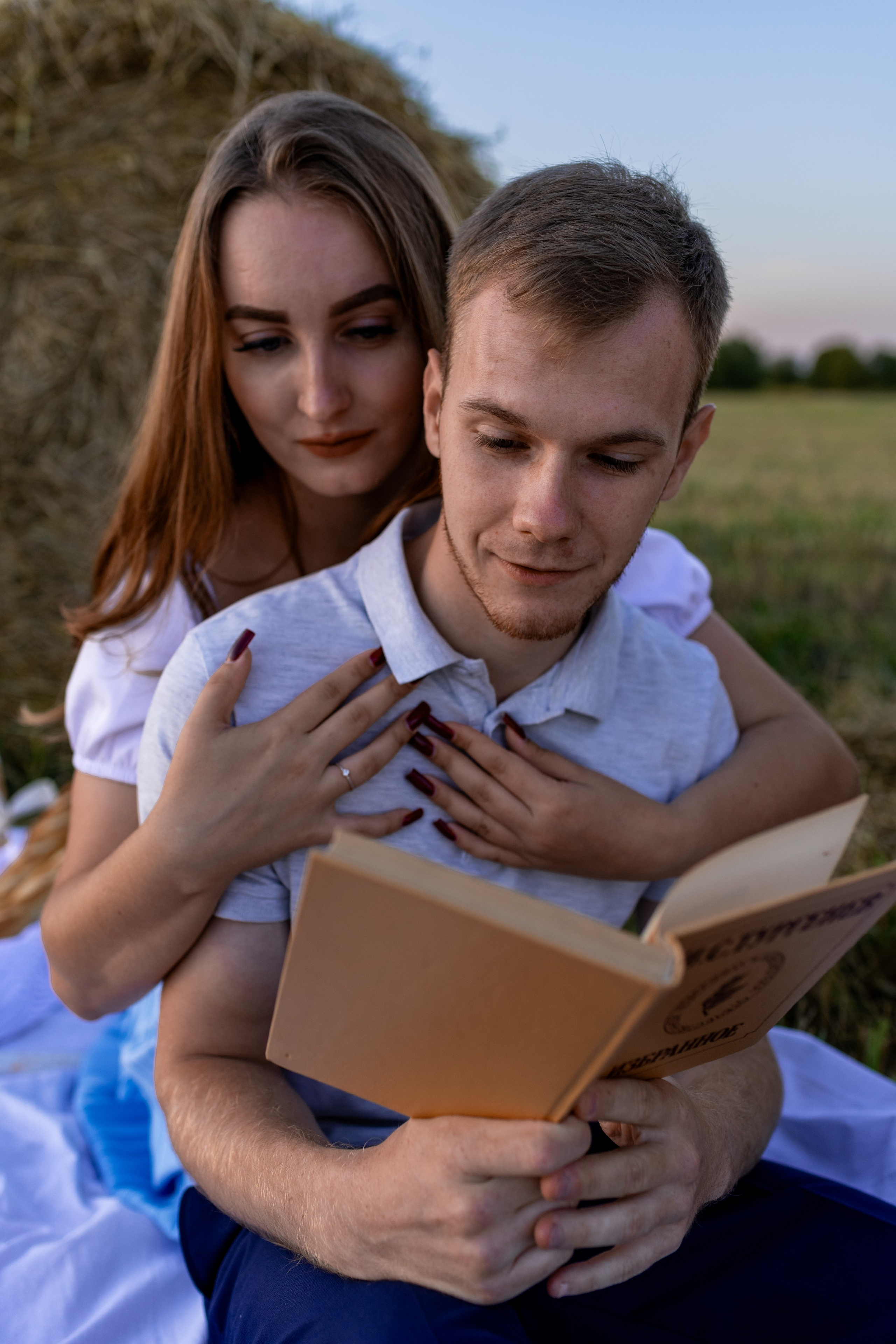 Алена + Алексей в поле с тюками. Фотограф в Москве/Зарайске Шахова Марина