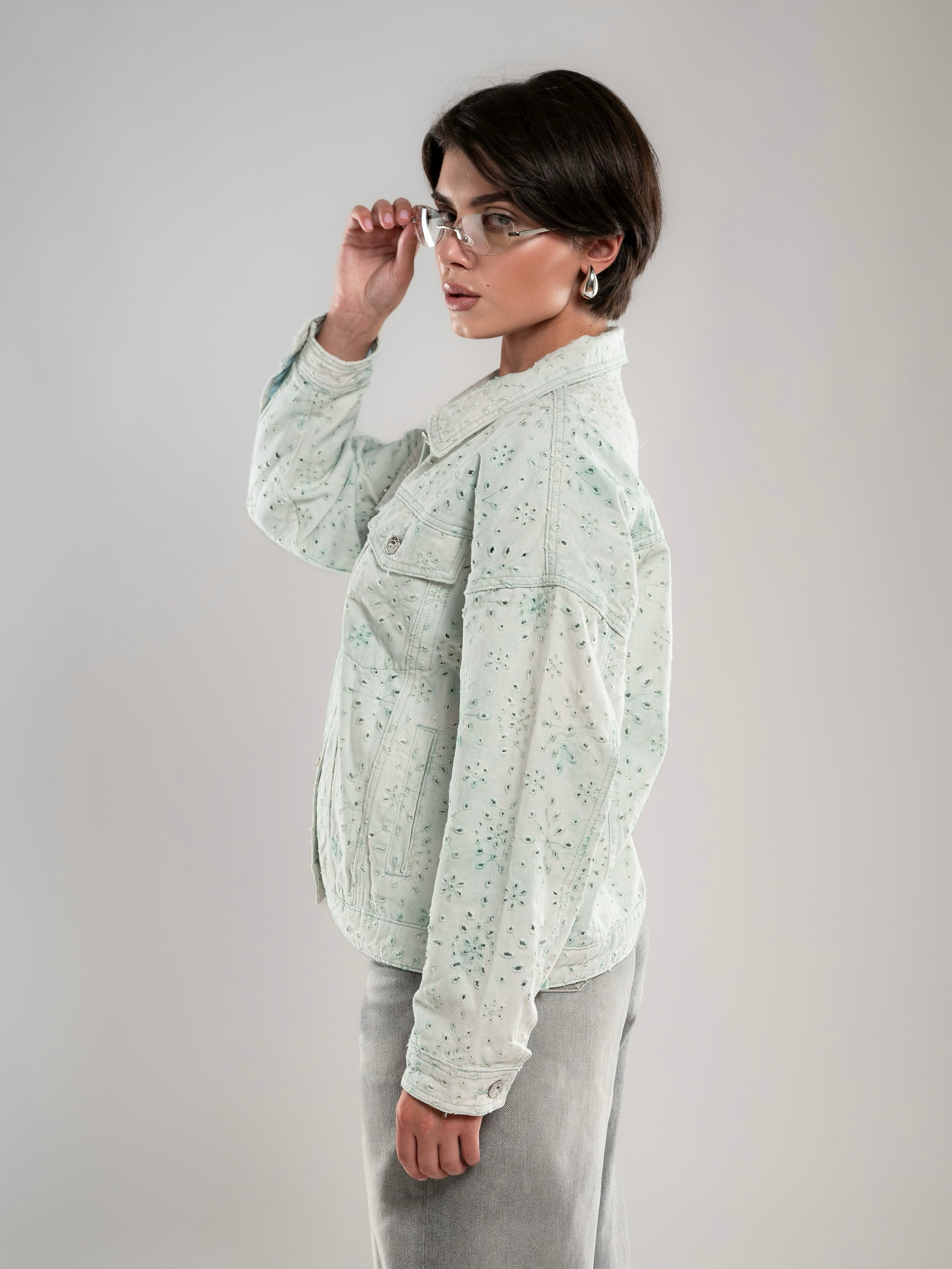 Джинсовые куртки на 2х моделях. Предметный фотограф, фото для маркетплейсов Пятигорск, КМВ